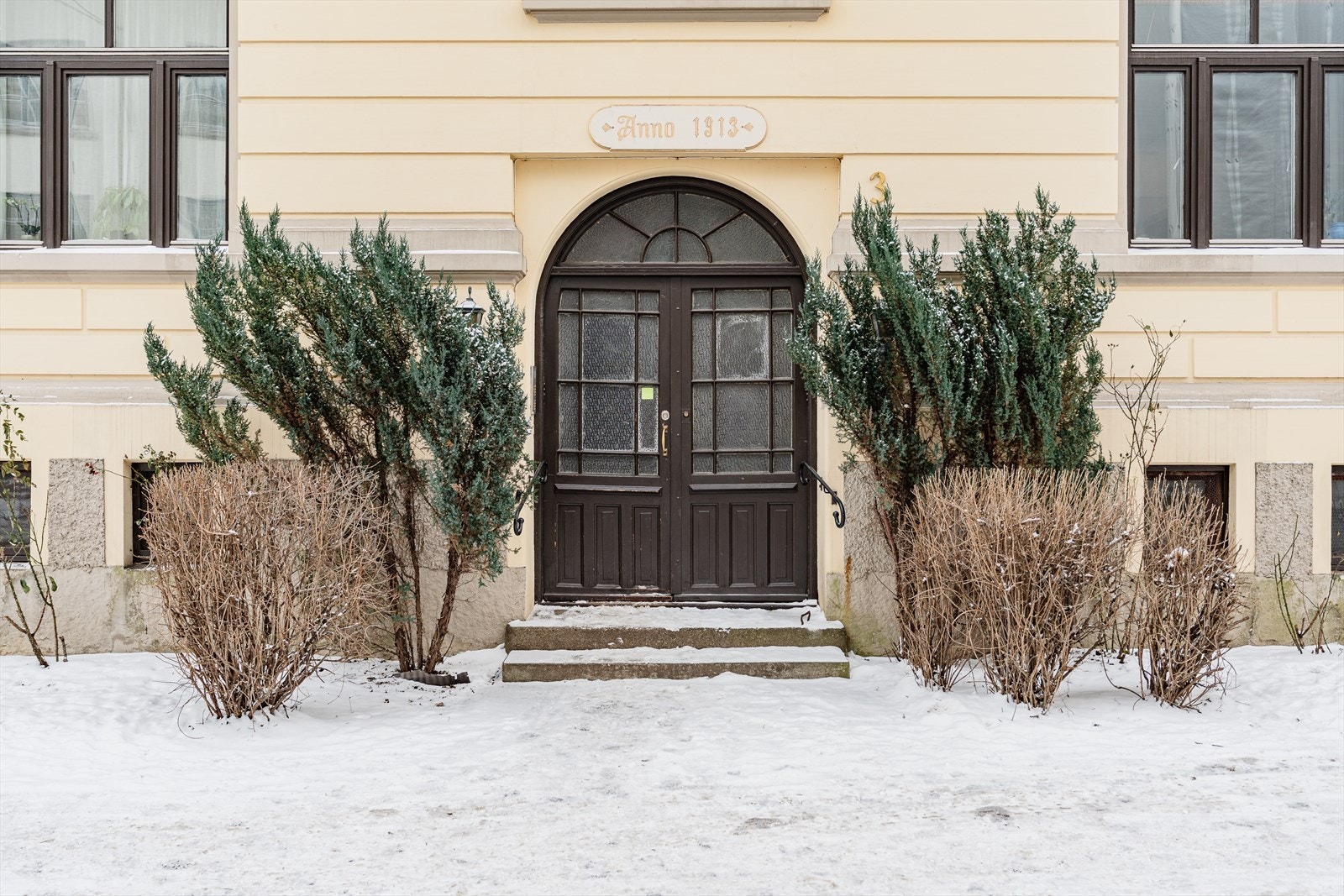 Åsaveien 3 har en representativ og klassisk fasade Galleribilde