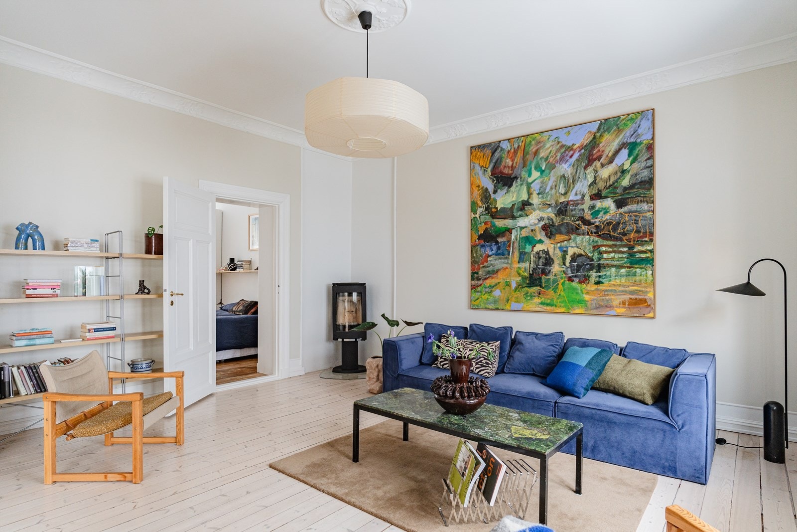 Leiligheten har flere klassiske detaljer som stukkatur, rosetter, doble fløydører og takhøyde på opptil 2,98 meter - I stuen er det en flott peisovn som gir god varme på kalde høst-/vinterdager Galleribilde