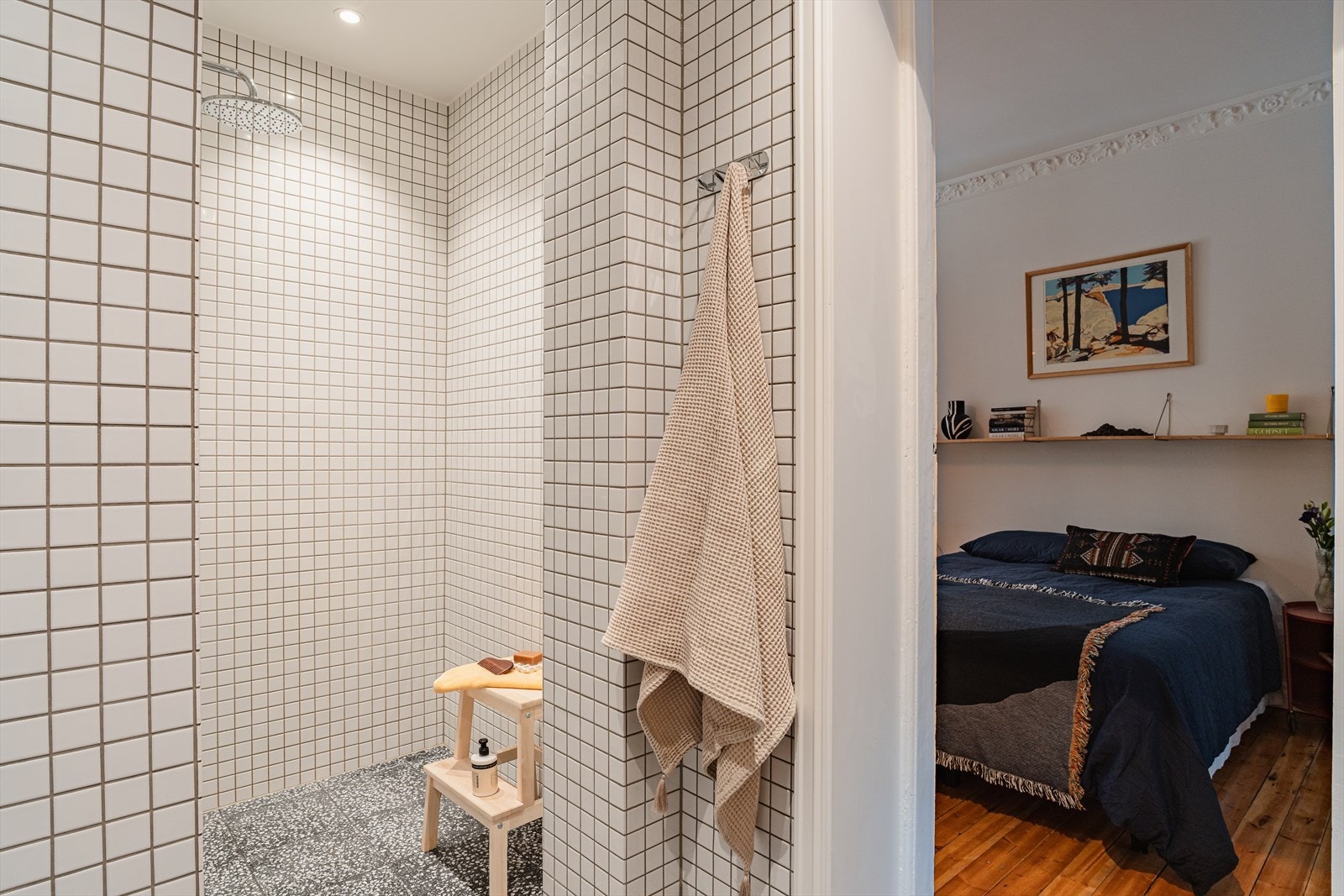 Badet er lett tilgjengelig fra både hovedsoverommet og mellomgang Galleribilde