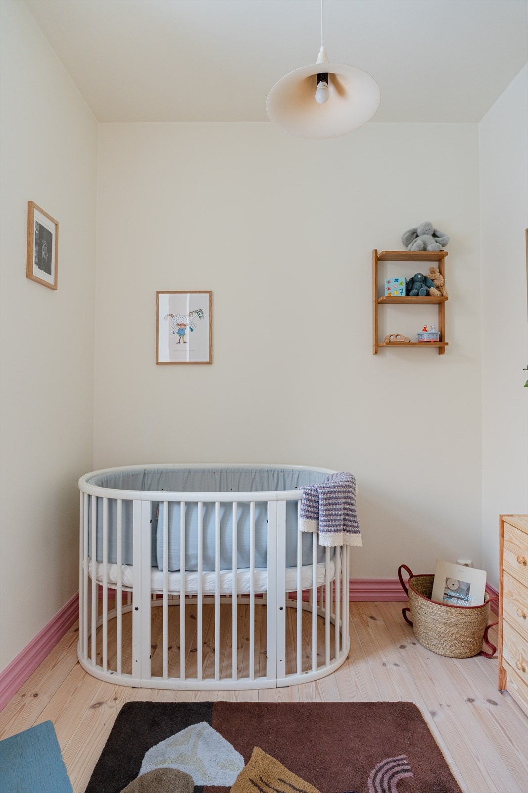 Soverom nr. 3 som har plass til seng og garderobeløsning Galleribilde