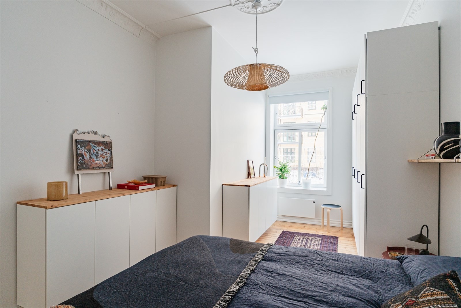 Hovedsoverommet har god plass til dobbeltseng, med tilhørende nattbord og godt med lagringsplass i stor garderobeløsning Galleribilde