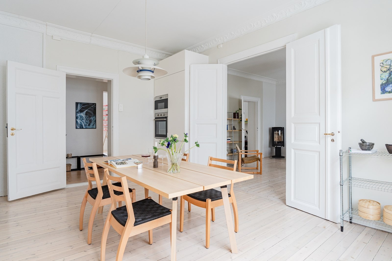 Det er plass til et stort spisebord på kjøkkenet Galleribilde