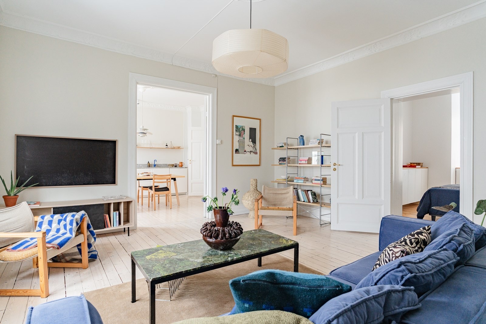 Leiligheten har et internt bruksareal (BRA-i) på 102 m² med en optimal planløsning bestående av en romslig stue, stort kjøkken med spiseplass med rom for mange gjester, 3 soverom, et kontor og et stort flott baderom Galleribilde