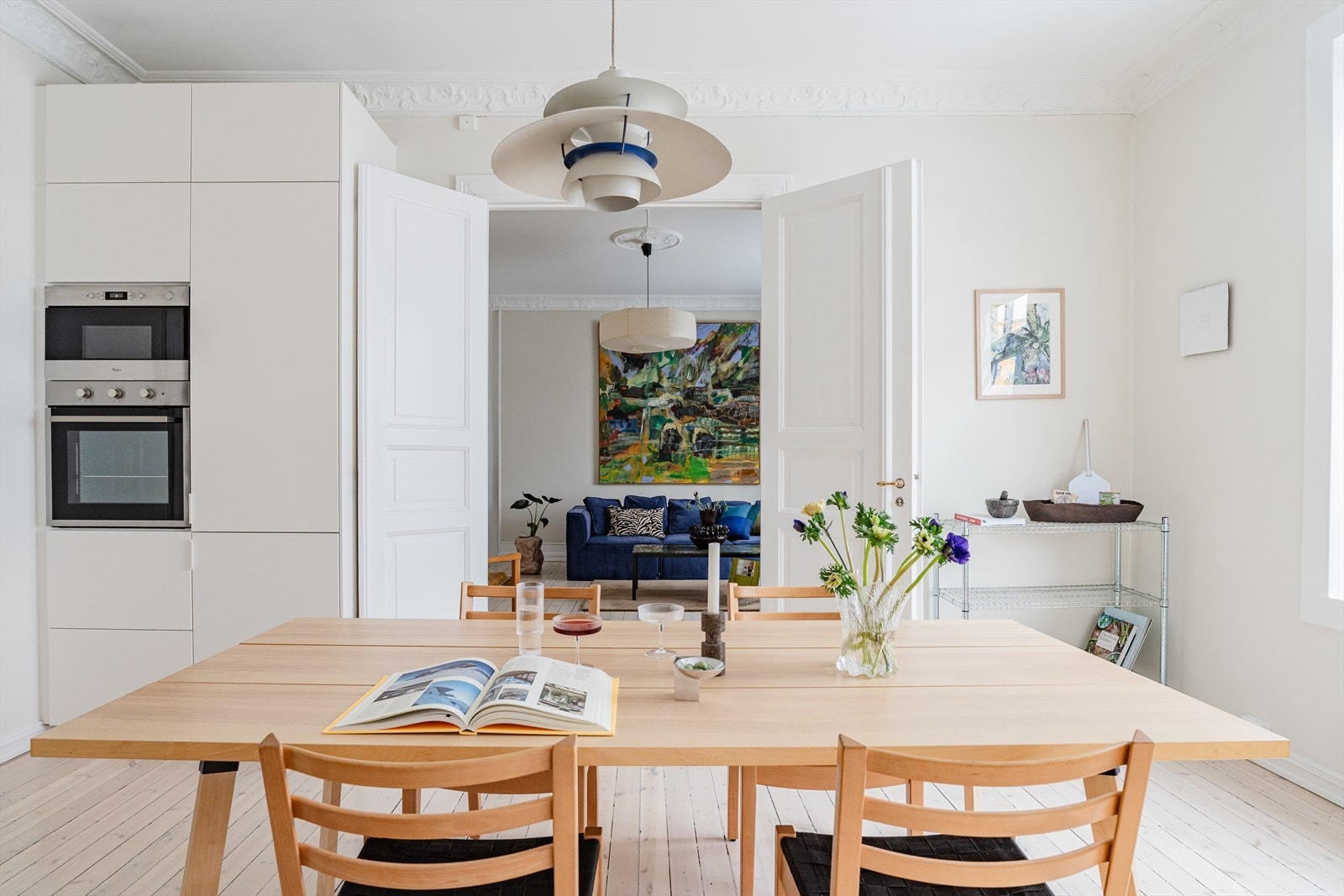 Det er integrert induksjonsplatetopp (2025) med ventilator, stekeovn, mikrobølgeovn, oppvaskmaskin og kjøle/fryseskap - Automatisk vannstopper og komfyrvakt er montert Galleribilde