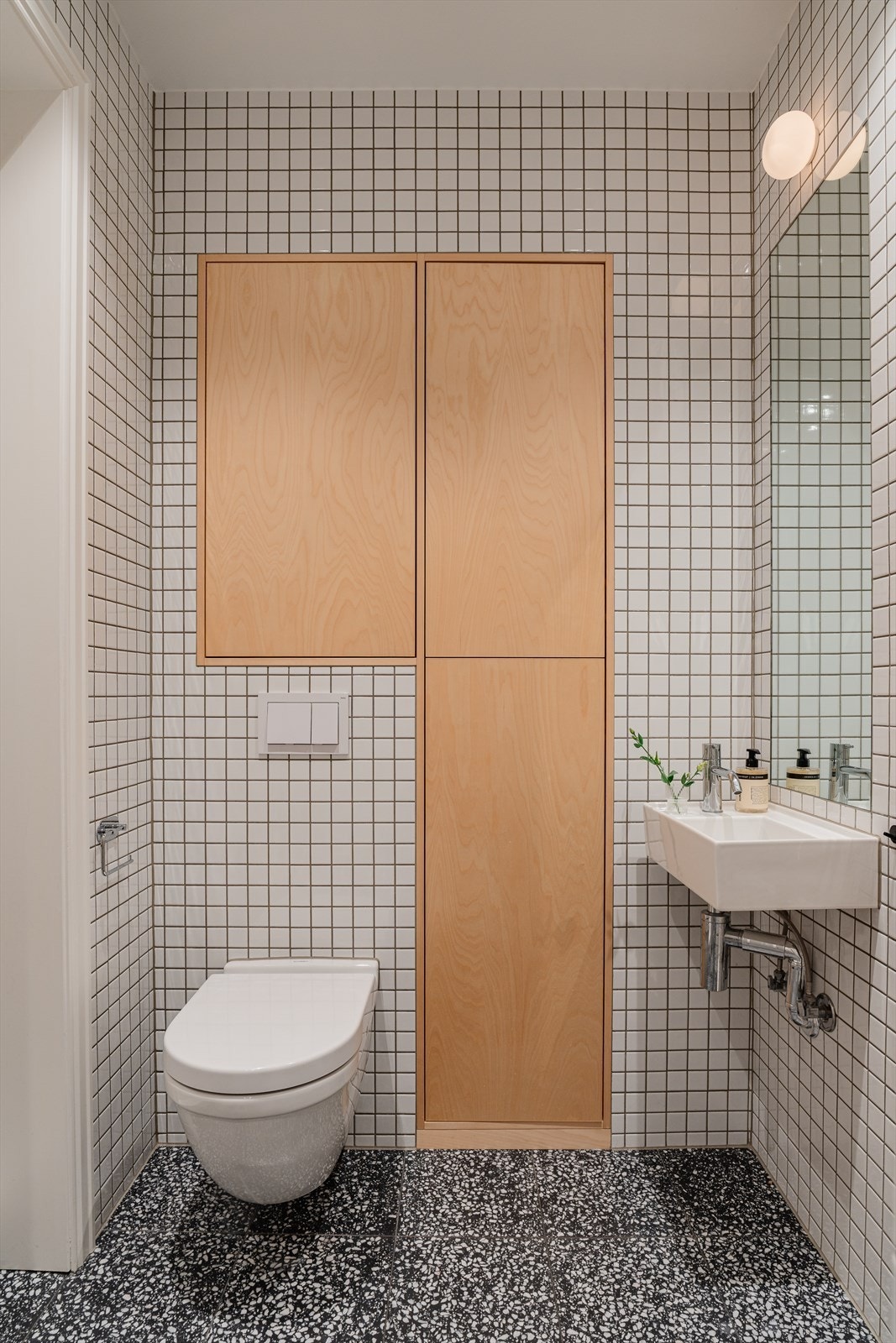 Leiligheten har et romslig bad fra 2021 med downlights i himling og varme i gulv - en sjelden kvalitet i klassiske leiligheter Galleribilde