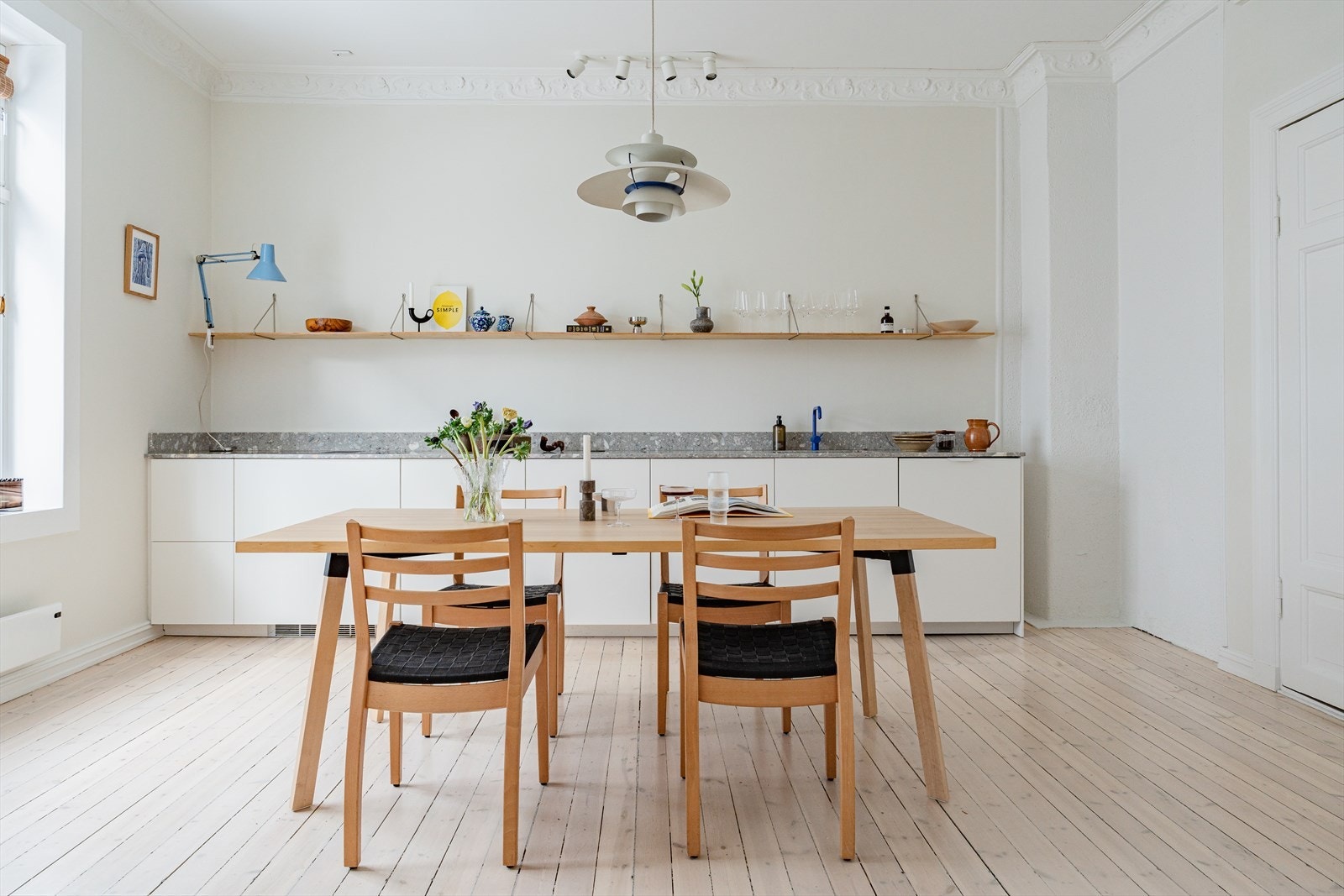 Stilrent kjøkken fra 2021 som har godt med skap- og benkeplass samt plass til stor spisegruppe Galleribilde