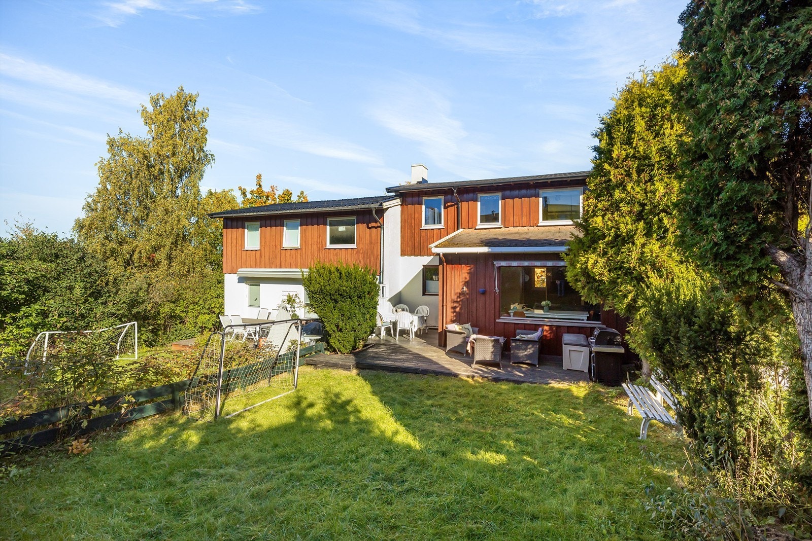 Usjenert og inngjerdet hage på stuesiden opparbeidet med markterrasse, plen og beplantning mot naboer. Galleribilde