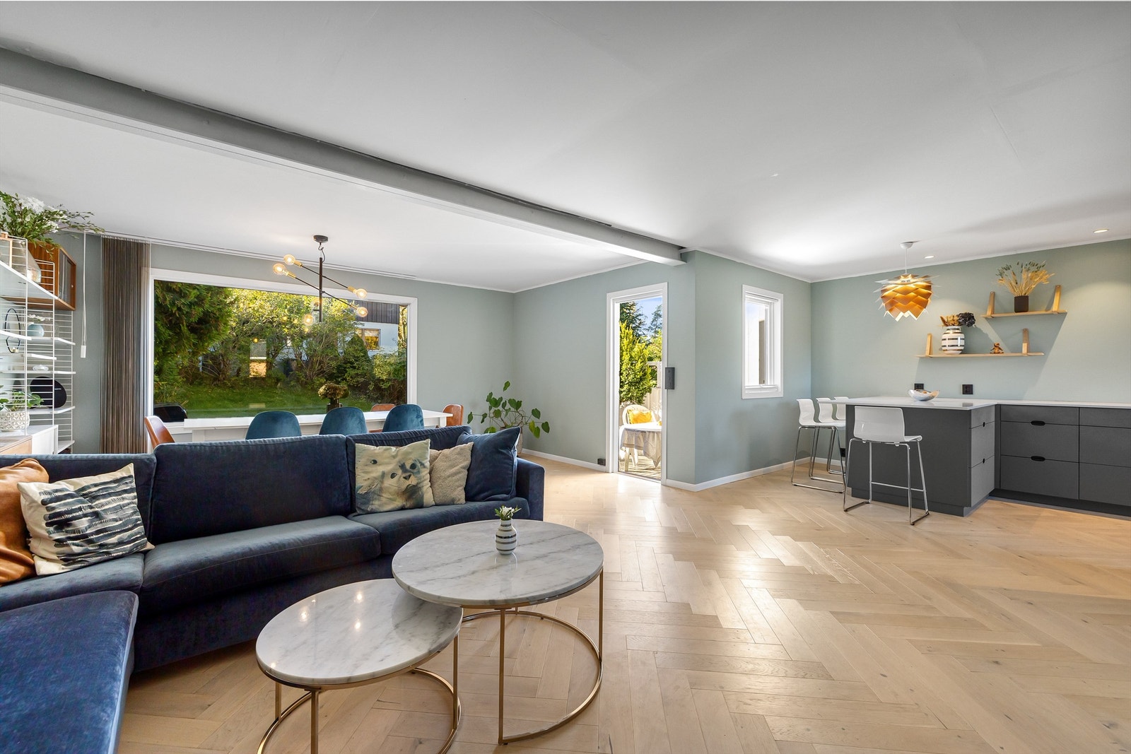 Boligens hjerte består av en lys og åpen stue med store vindusflater som gir rikelig dagslys og utsyn mot den private hagen. Megler: Anne Aartun/Krogsveen. Foto Bjørnar Solberg/Isnitt og Trond Walsø. Galleribilde