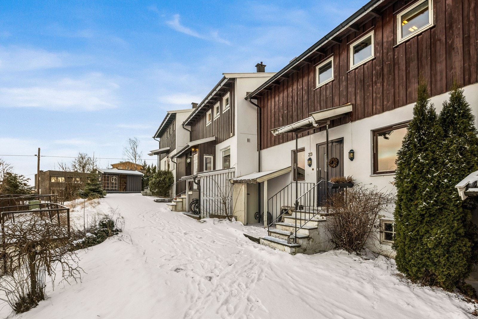 Eiendommen har adkomst fra Ostadalsveien via intern adkomstvei på inngangssiden av bygget, felles for nr. 21 og 19B. Rekkehuset har praktisk og familievennlig planløsning over tre plan med adkomst til 1. etasje fra bakkeplan. Galleribilde