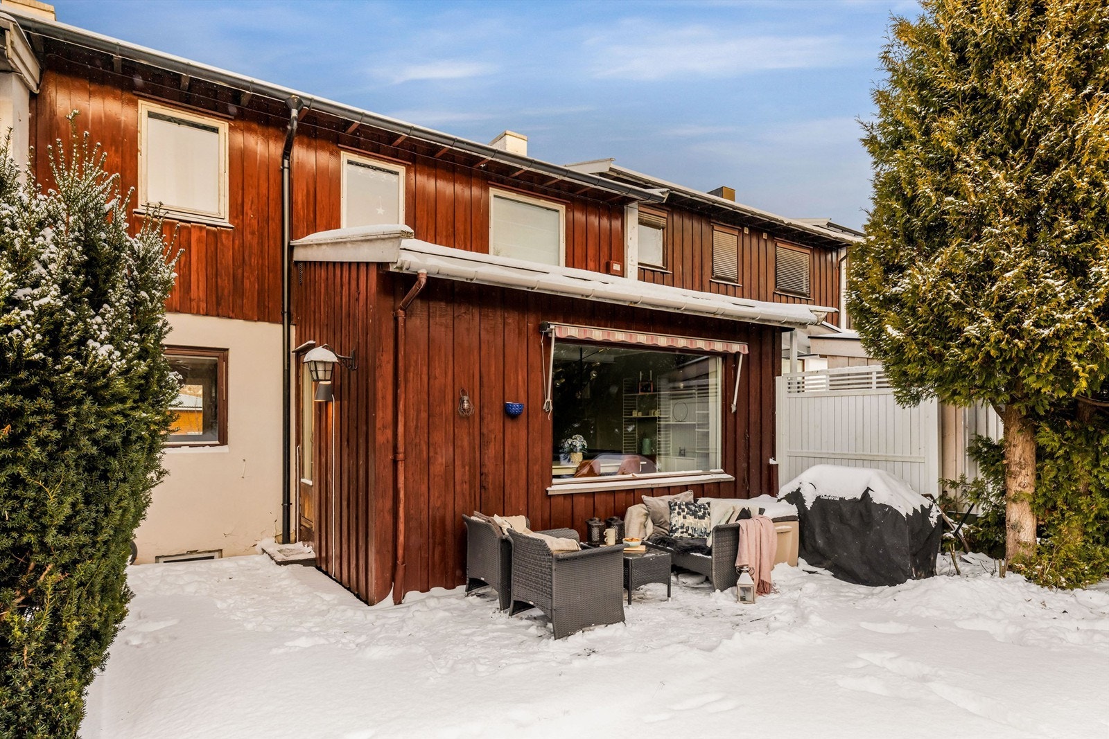 Rekkehuset er oppført i 1954 og tilbygget med større stue i 1977. Galleribilde