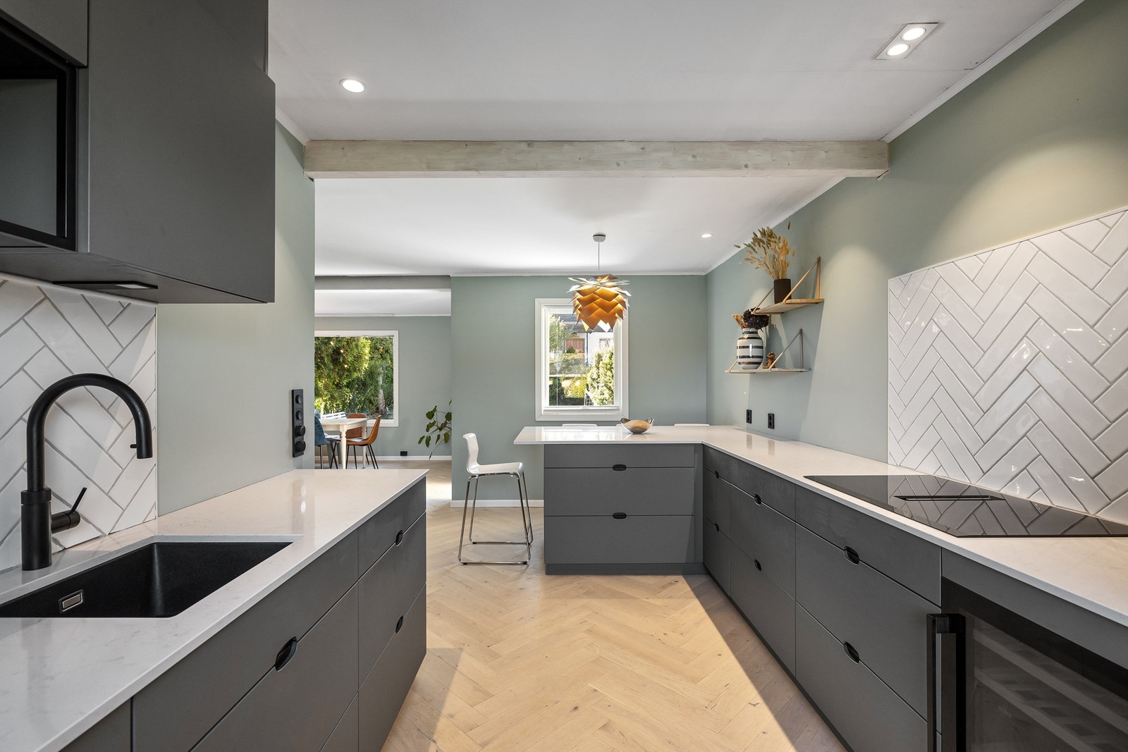 Kjøkkenet ble lekkert oppgradert i 2022 med ny og moderne innredning Kvik med slette fronter og integrert teknisk utstyr av god kvalitet. Galleribilde