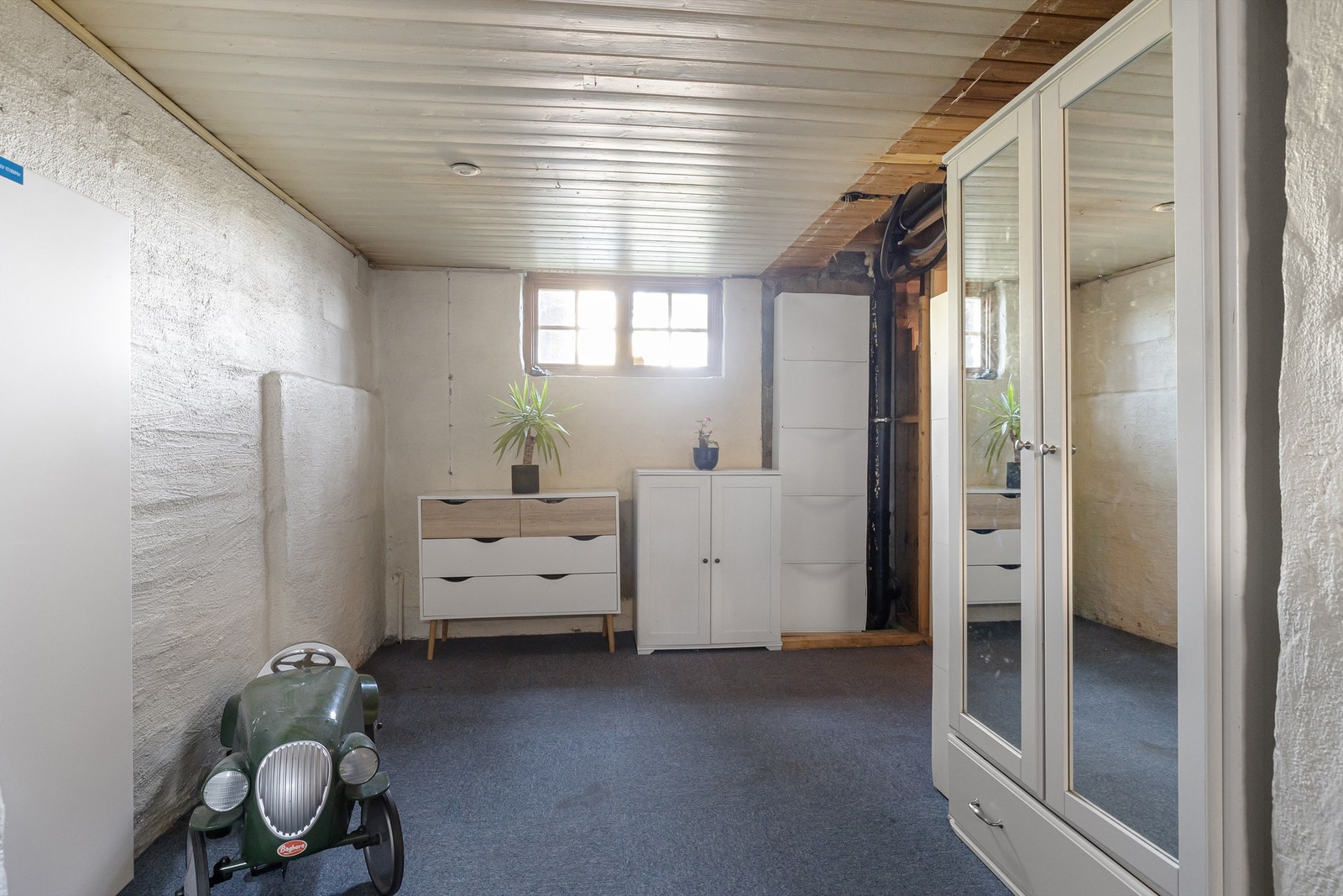 Romslig kjeller som som av nåværende eiere er benyttet som kjellerstue. Ihht originale byggetegninger er rommet godkjent som tørkerom og bod. Galleribilde