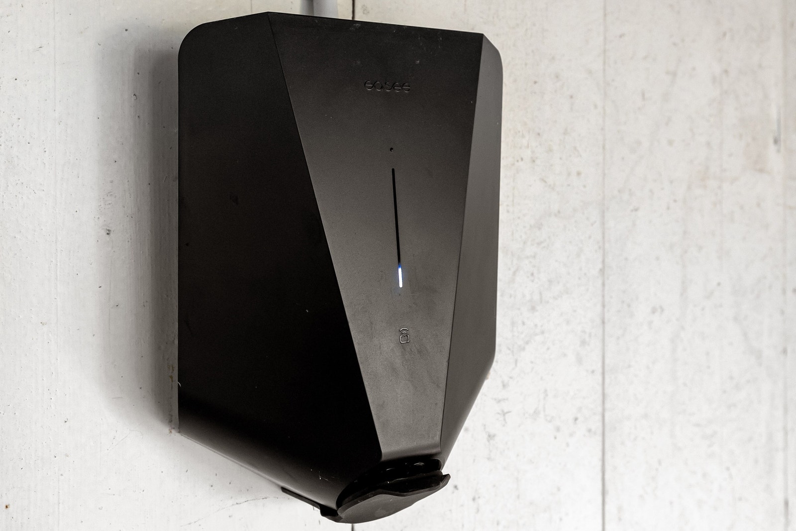 Ladeboks for elbil er montert i 2022 i carporten. Galleribilde