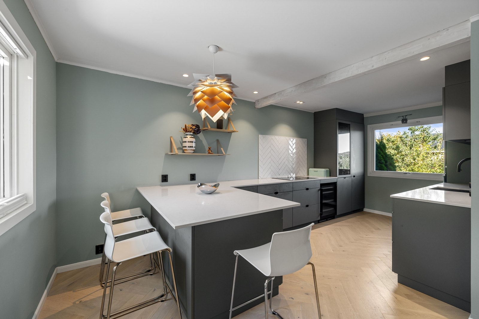 Kvik-kjøkken fra 2022 - moderne og stilrent. Galleribilde