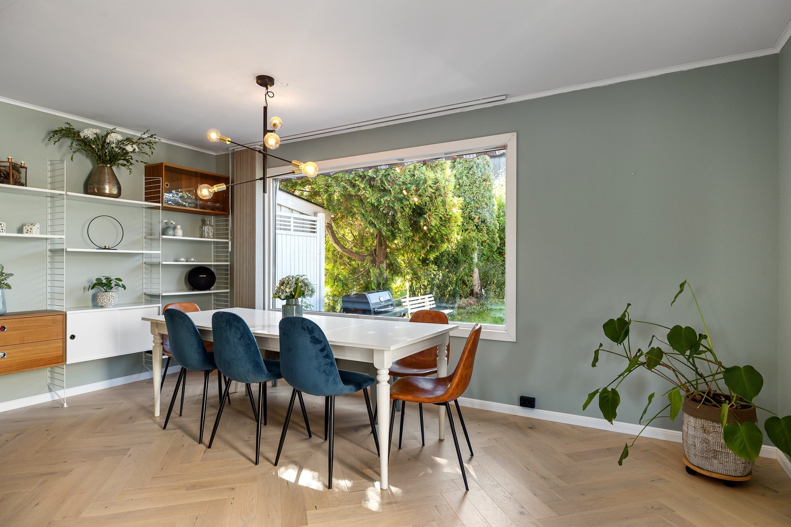 Et innholdsrikt rekkehus med moderne uttrykk i oppholdsrommene, tre soverom samlet på samme plan, to bad og en funksjonell kjelleretasje. Megler: Anne Aartun/Krogsveen. Foto Bjørnar Solberg/Isnitt og Trond Walsø. Galleribilde