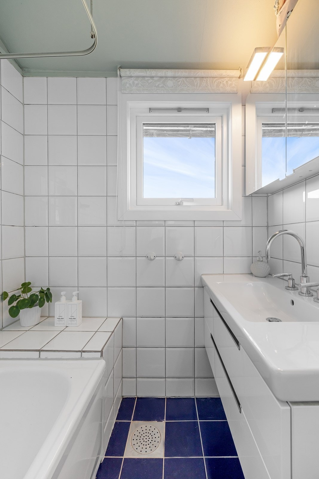 Flislagt bad med varmekabler og badekar. Galleribilde