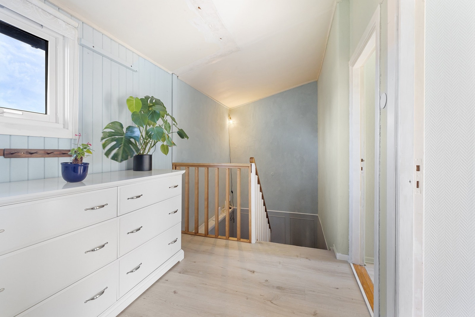 Luftig trapperom med lysinnslipp fra vindu og god plass til kommode, lesekrok eller liten kontorplass. Galleribilde