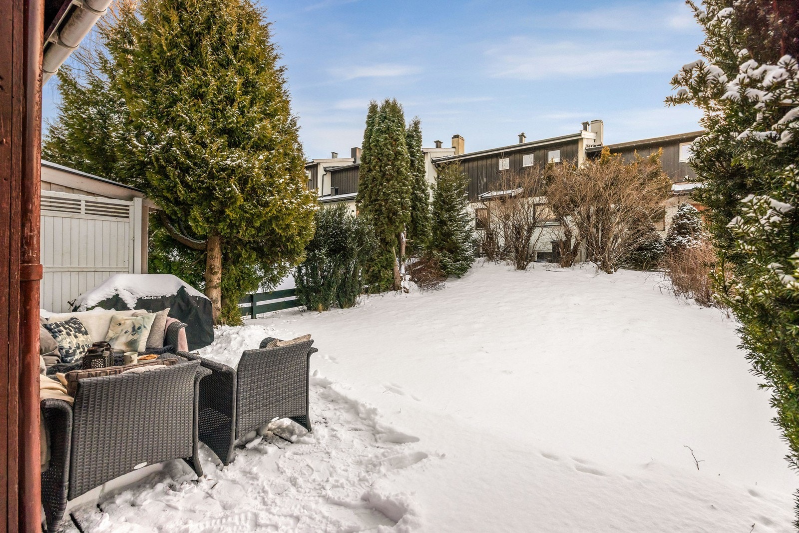 Rekkehuset har praktisk og familievennlig planløsning over tre plan med adkomst til 1. etasje fra bakkeplan. Galleribilde