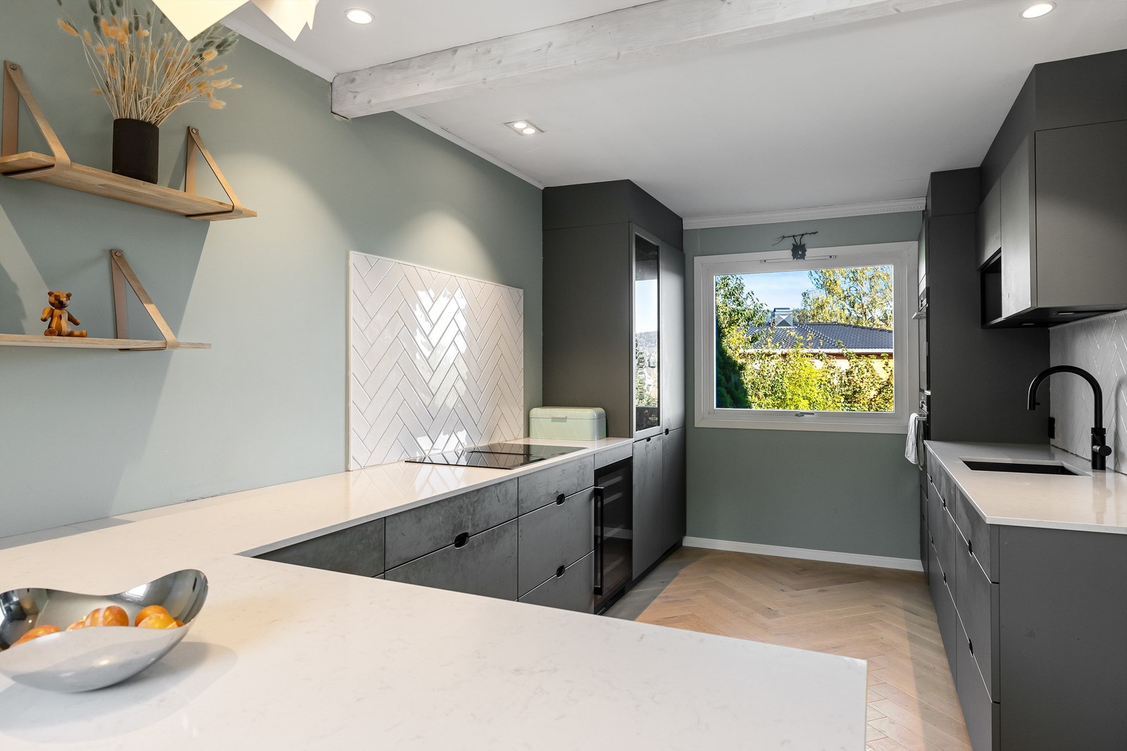 Integrerte hvitevarer på kjøkken medfølger og består av bred induksjonstopp med ventilator med kullfilter, stekeovn, dampovn, vinskap, oppvaskmaskin og kjøleskap med fryser. Galleribilde