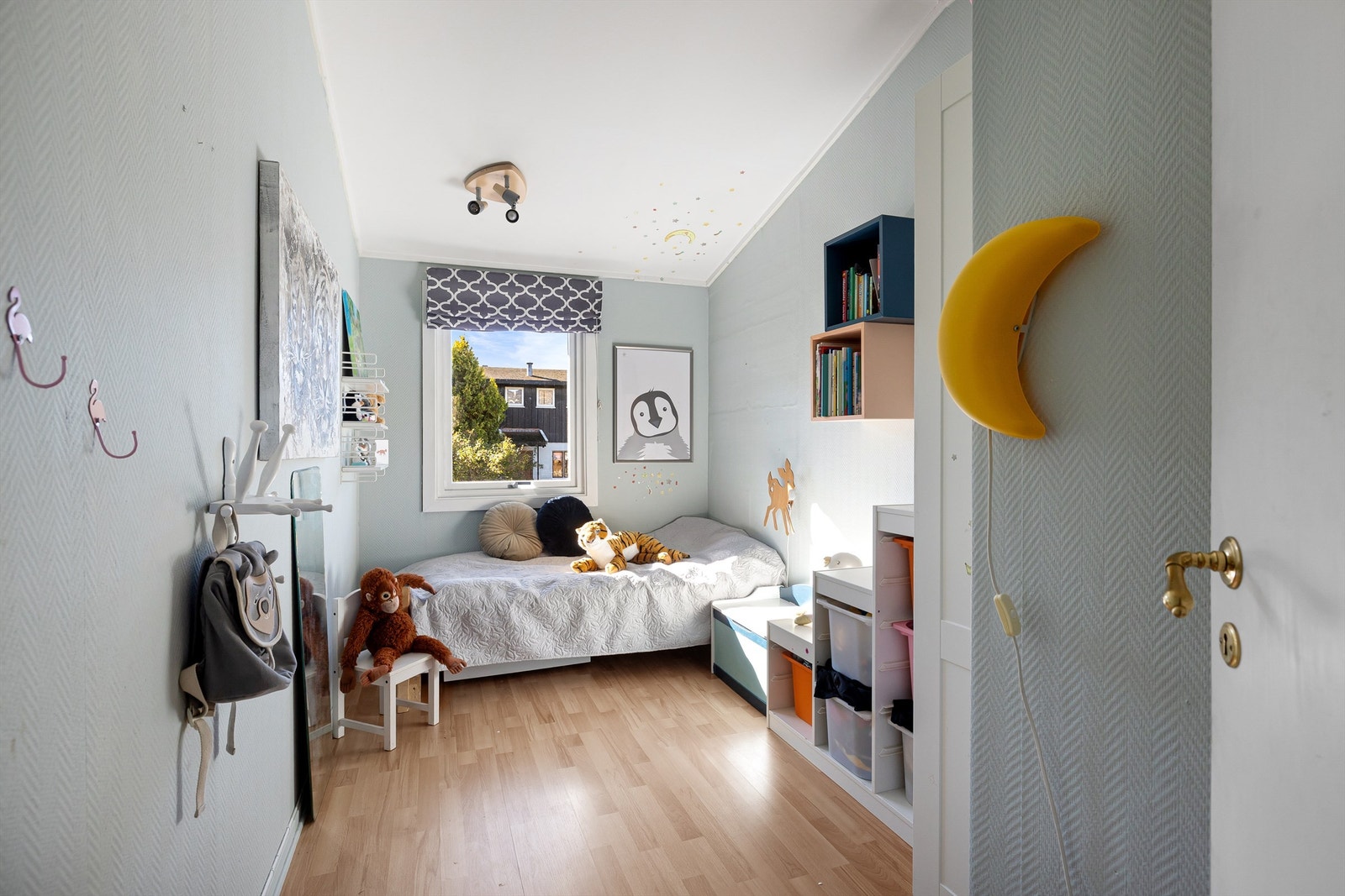 Soverom 2 er lyst og trivelig - ideelt som barnerom, med plass til seng, skrivepult og lekesone. Galleribilde