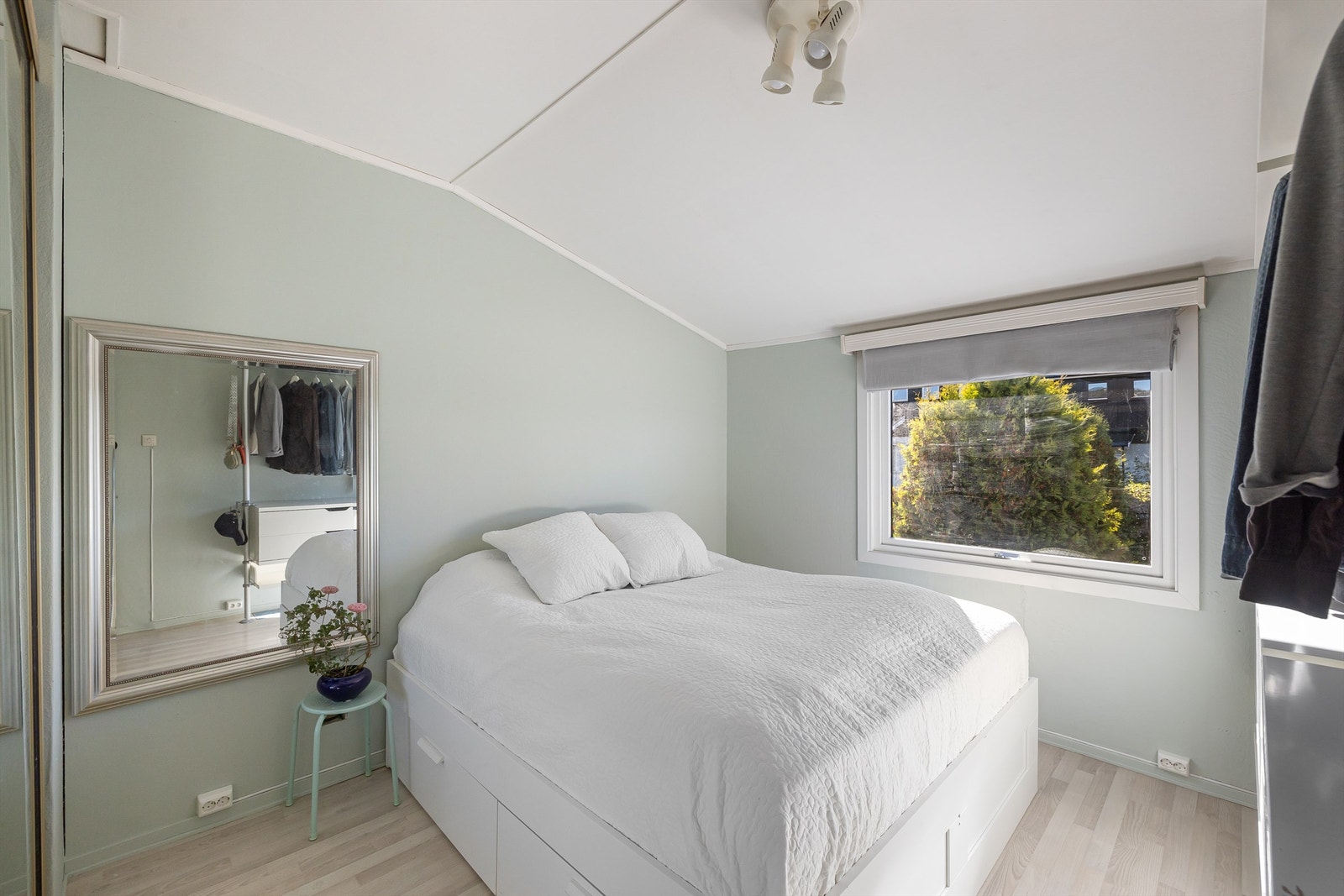 Hovedsoverom med plass til dobbeltseng og nattbord. Store vinduer gir godt lys og utsikt mot grønne omgivelser. Galleribilde