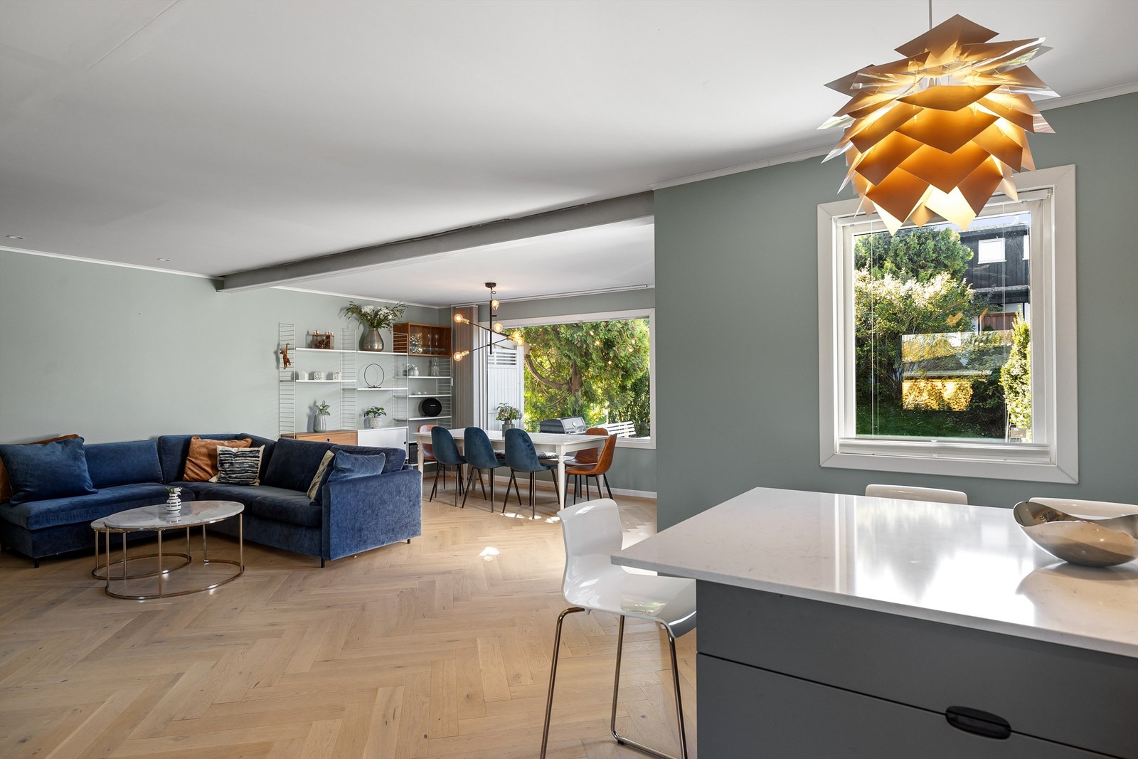 Sosial og funksjonell planløsning med stue, spisestue og åpen kjøkkenløsning i 1. etasje. Galleribilde