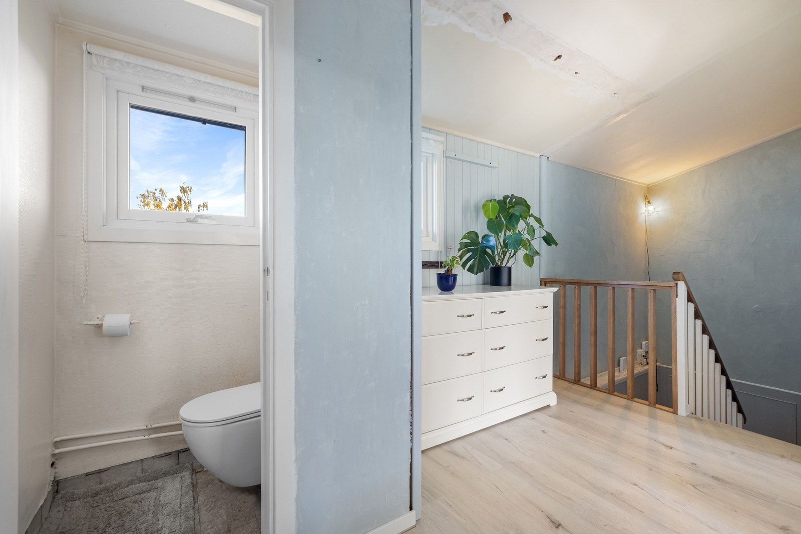 Boligen fremstår som velholdt med enkelte rom som er i behov for oppgradering/ferdigstillelse. WC er påbegynt oppgradert ved at eldre fliser er pigget opp og vegghengt toalett montert. Byttet soilrør i 2020. Galleribilde