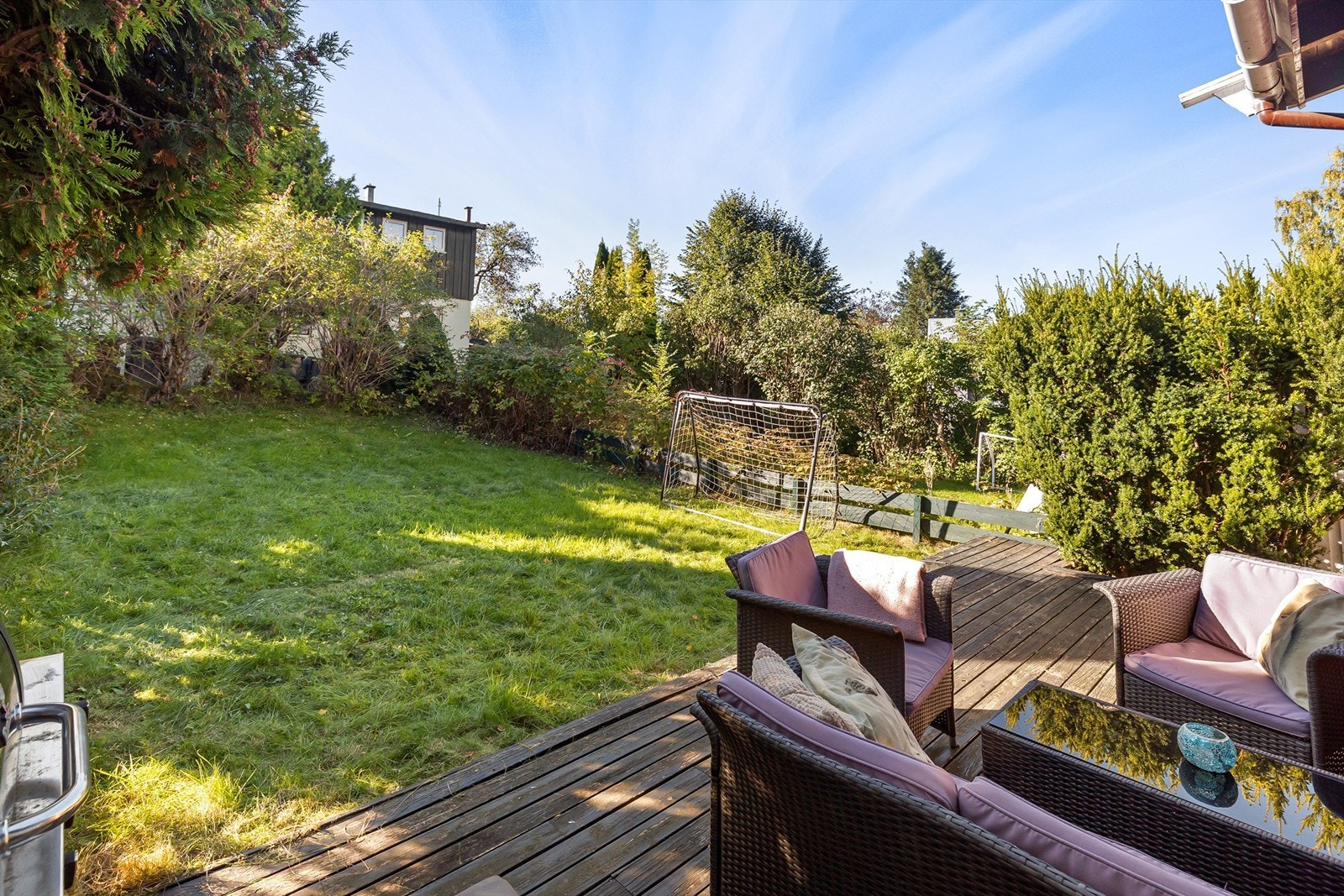 Sydvestvendt terrasse ca. 25 kvm med videre adkomst til hage - gode solforhold! Galleribilde