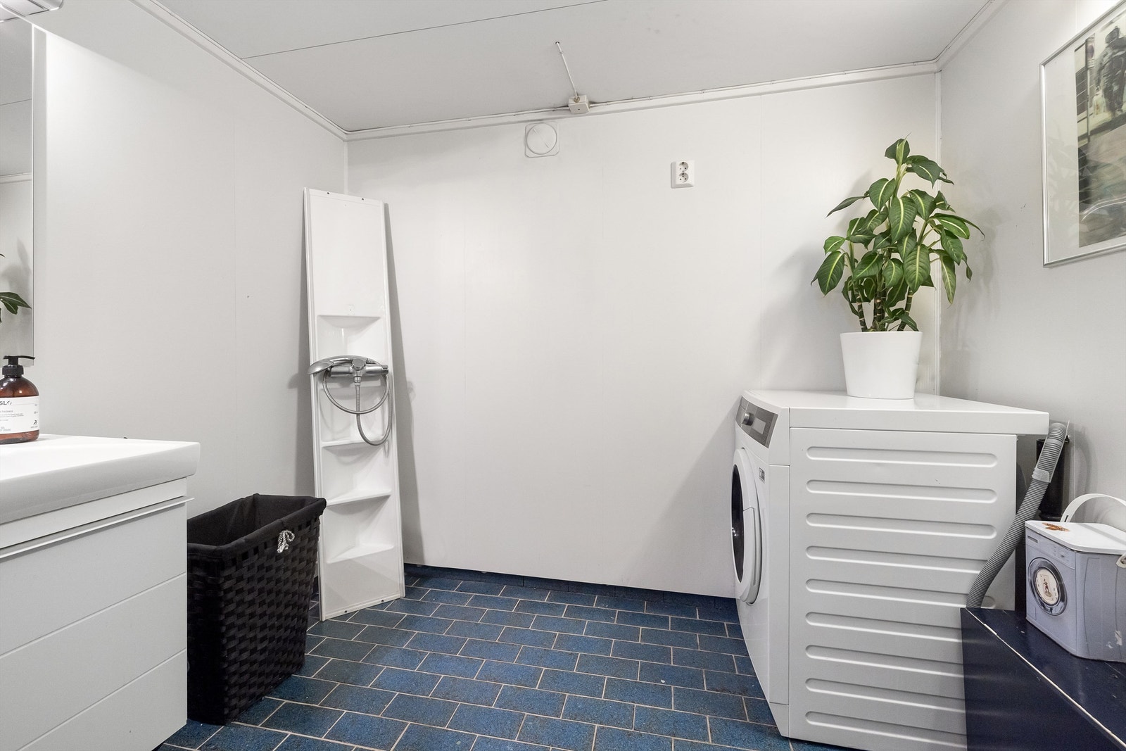 Bad/vaskerom med WC i kjeller er av god størrelse. Galleribilde
