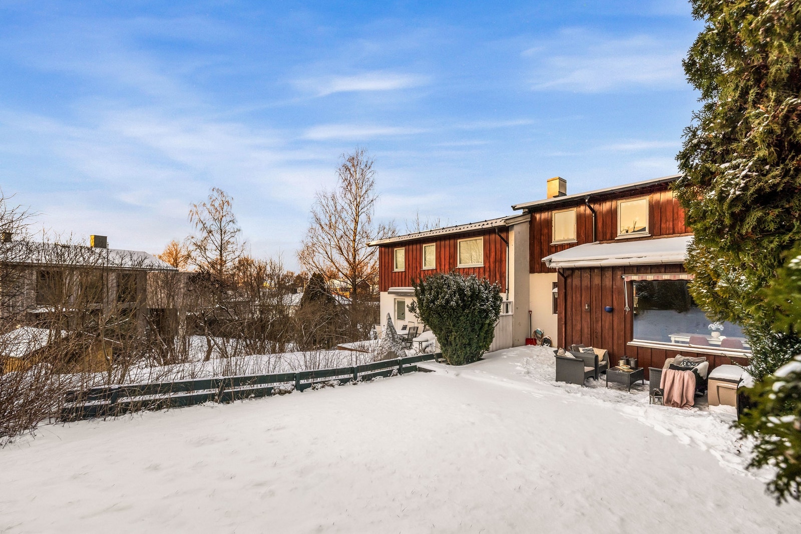 Usjenert og inngjerdet hage på stue siden opparbeidet med markterrasse, plen og beplantning mot naboer. Galleribilde