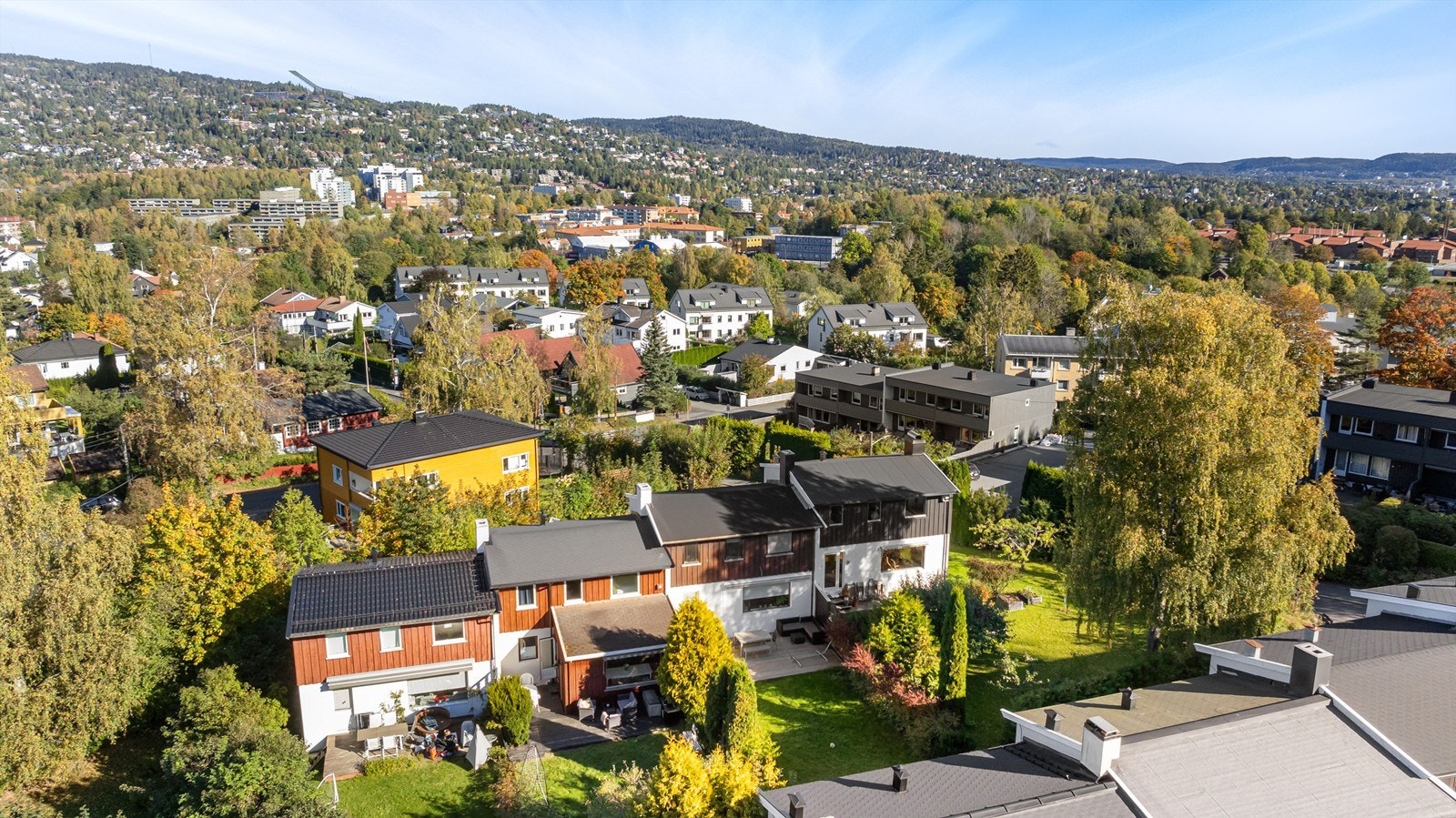 Kort vei til buss, dagligvare, barnehager, skoler, flotte tur- og rekreasjonsområder og Røa sentrum med T-bane. Galleribilde