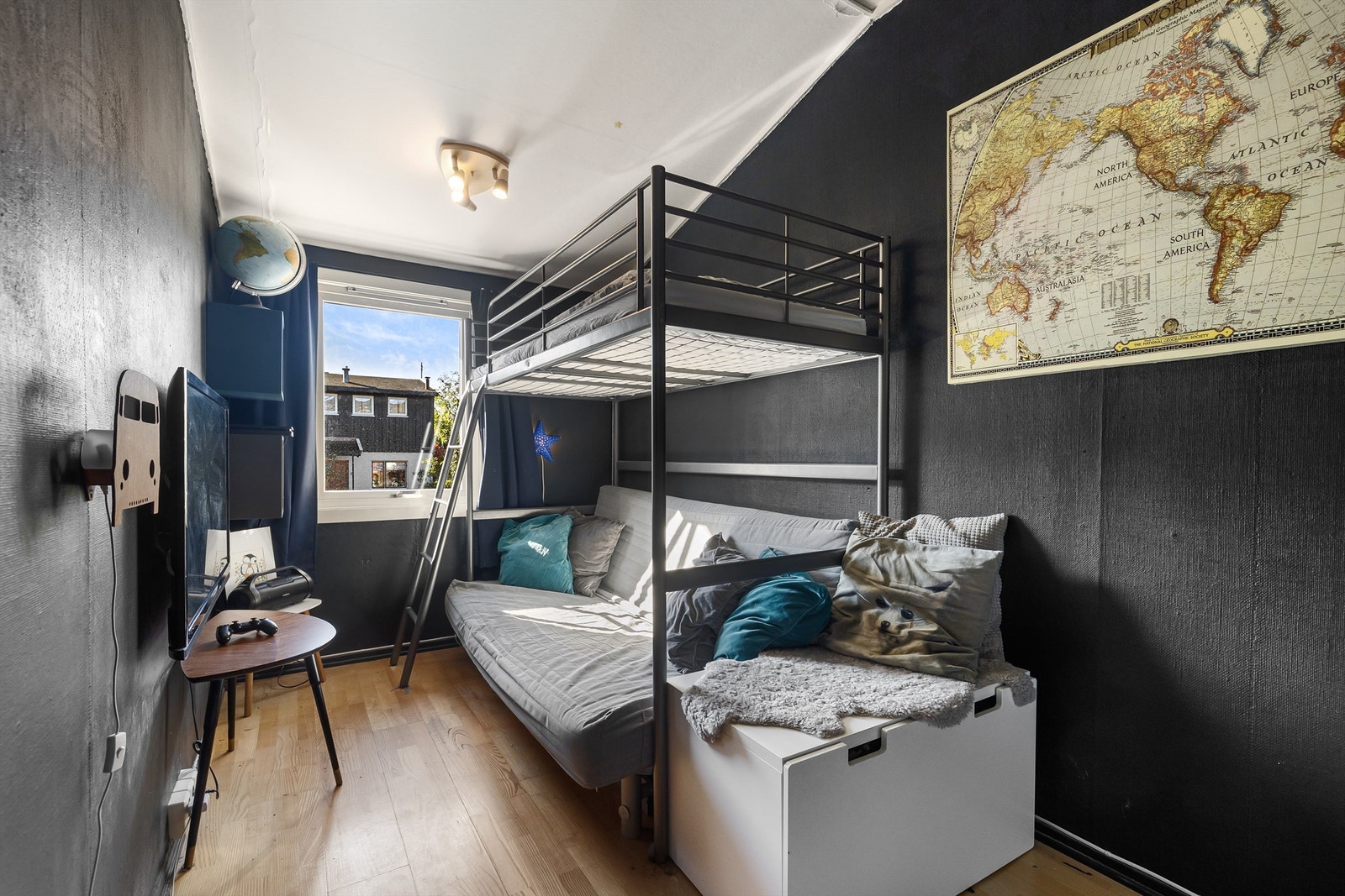 Soverom 3 har mørkere vegger og moderne uttrykk, og passer fint som ungdomsrom, gjesterom eller hjemmekontor. Galleribilde