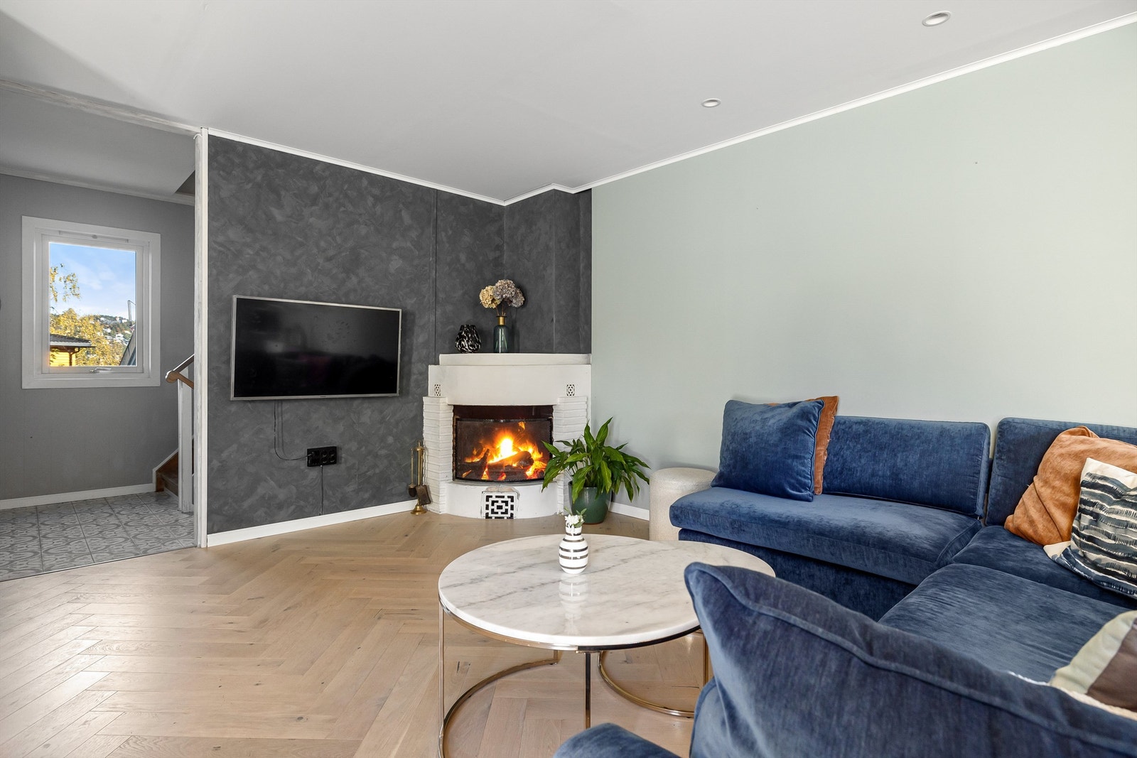 Husets hovedetasje er delikat oppusset i 2022 med flotte gulv, overflater i duse farger og innfelt belysning i tak. Galleribilde