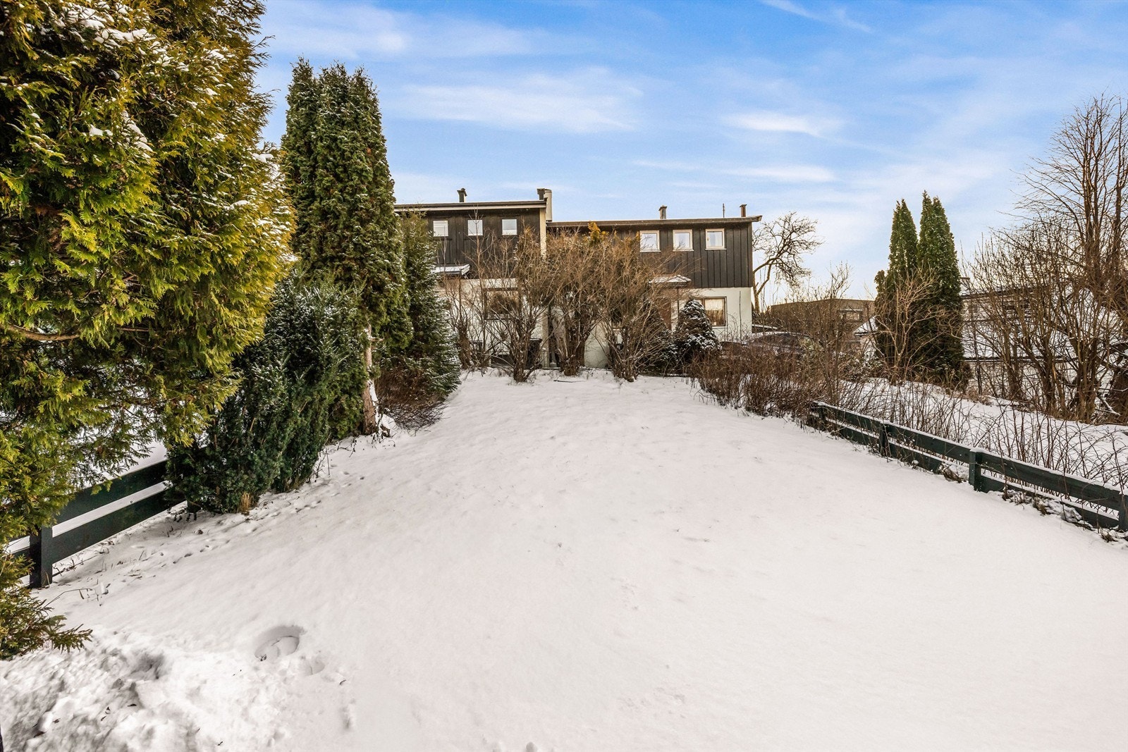 Hagen er sydvestvendt og lettstelt - godt tilpasset en aktiv familiehverdag. Galleribilde