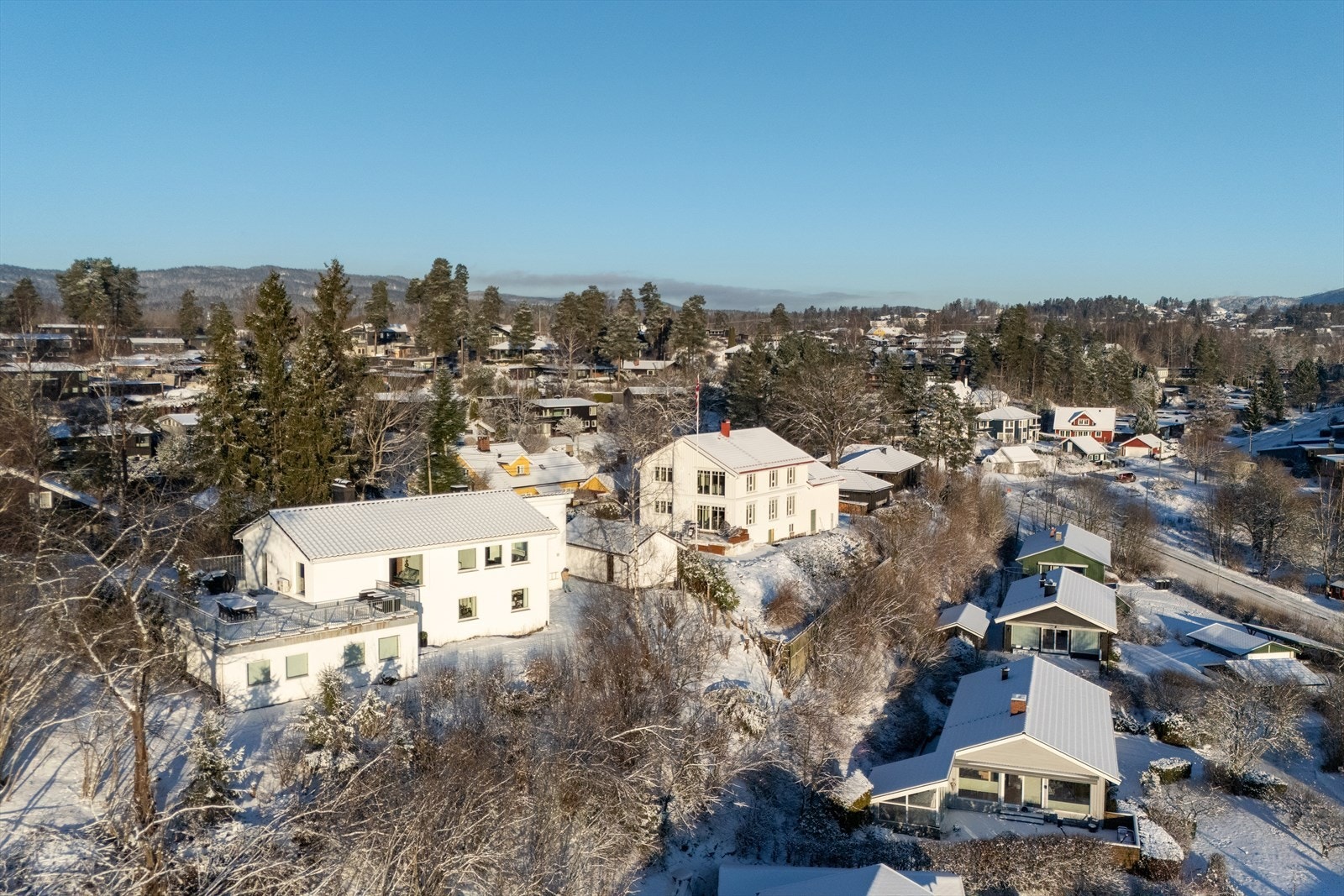 Boligen ligger høy og fritt på høydedrag Galleribilde