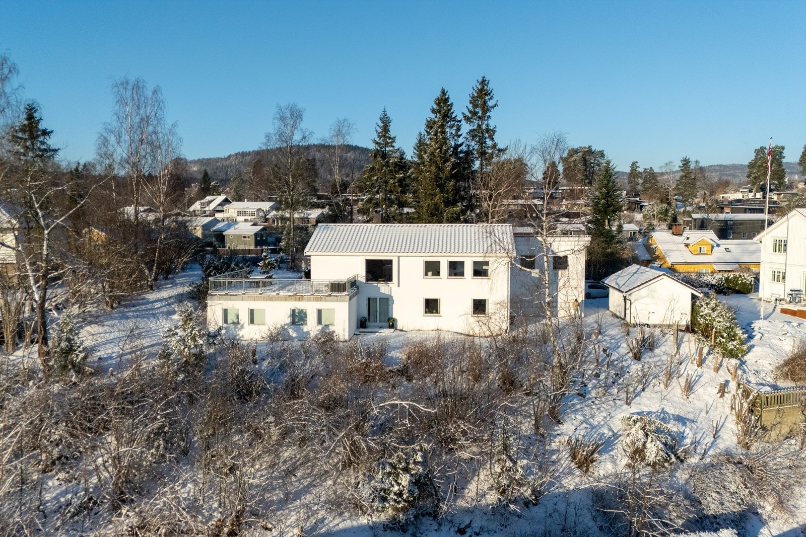 Velkommen til Furuveien 19B - Presentert av Esben Mandelid og Sverre Wiborg - Nordvik Bekkestua (Foto: Øivind Fykse - Rullende Fotograf) Galleribilde