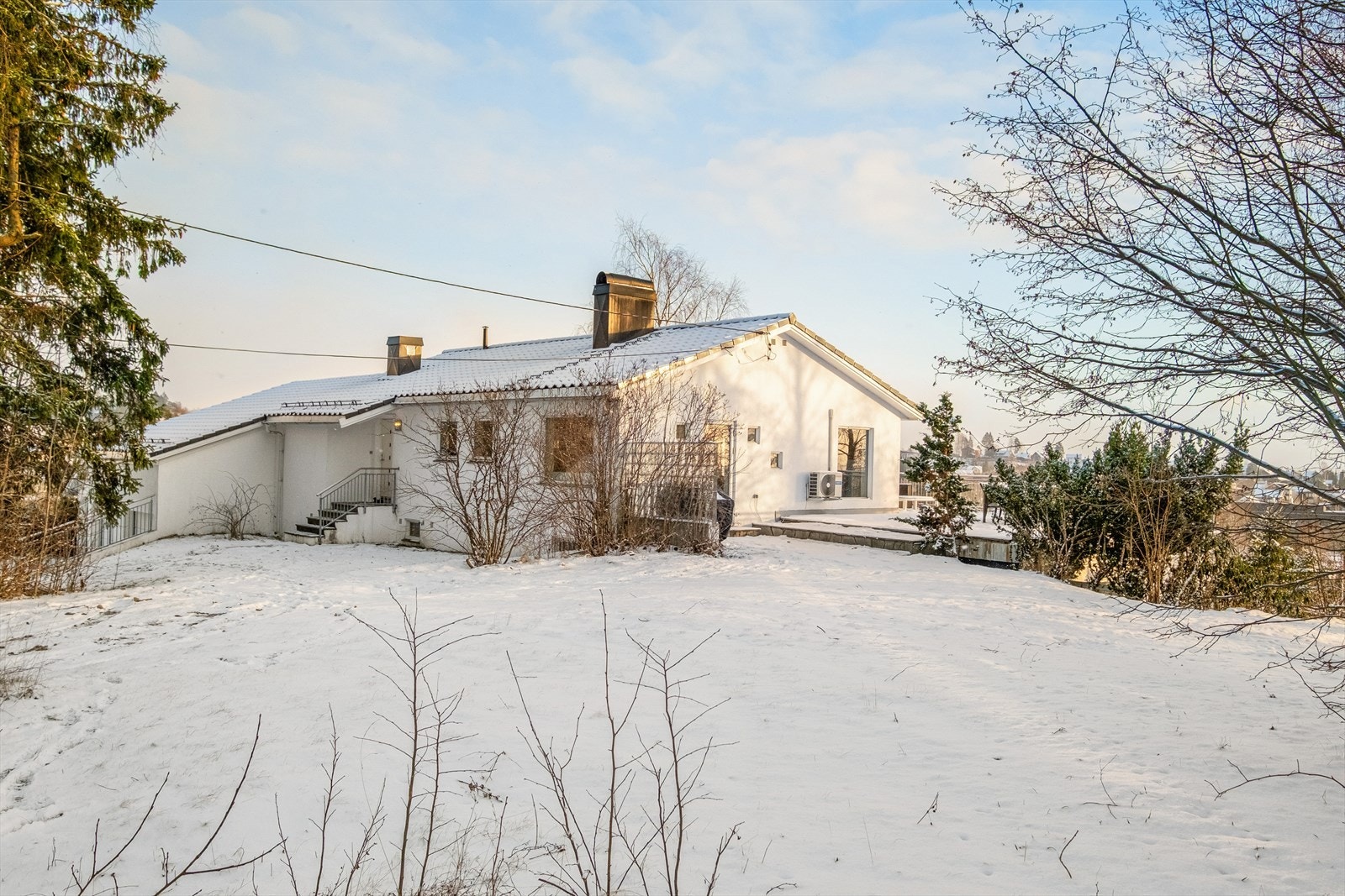 Stor flat hage over to nivå som omkranser huset Galleribilde