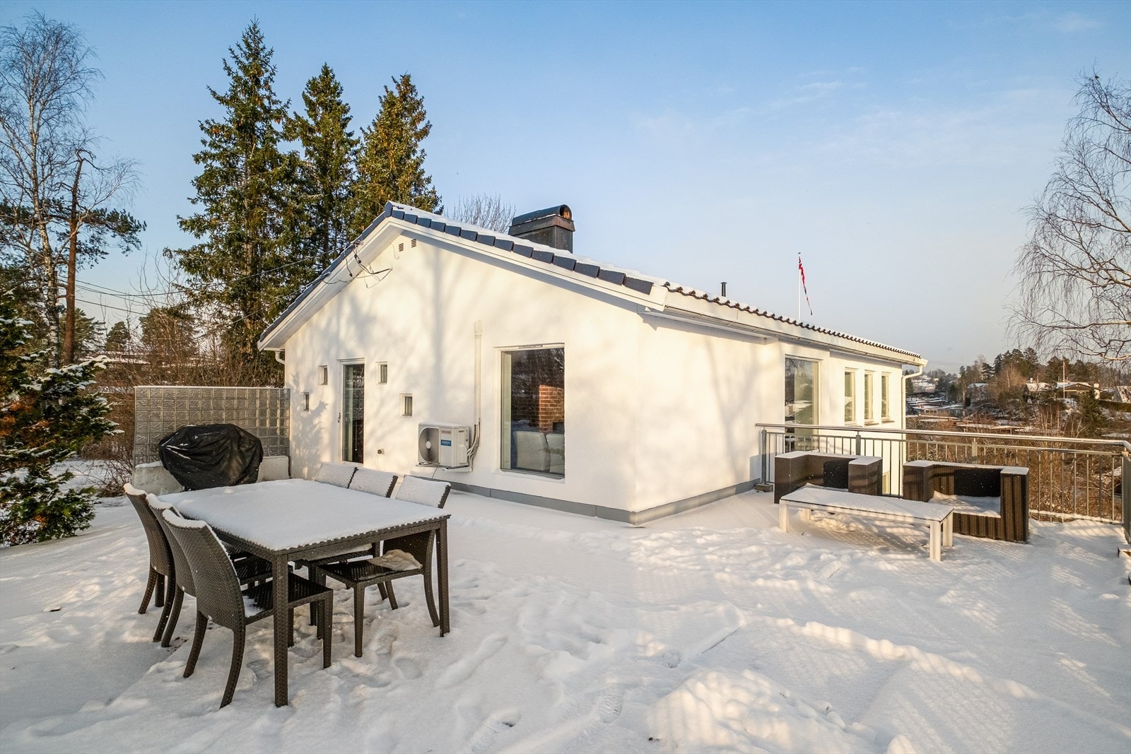 Med utgang fra kjøkken/spisestue finner du den store og syd vestvendte balkongen med optimale solforhold, hele dagen igjennom! Galleribilde