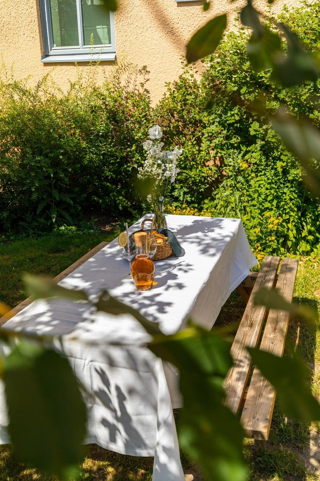 En skjermet og hyggelig bakgård med flere sittegrupper. Galleribilde