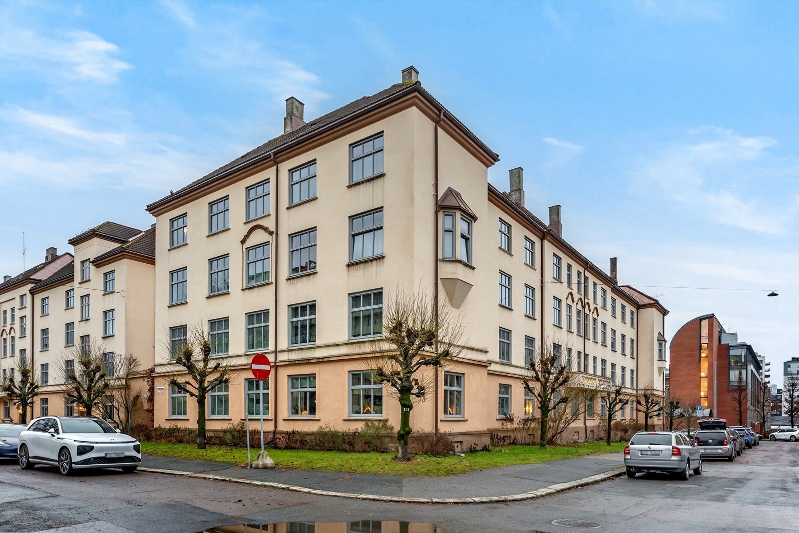 Leiligheten har en svært sentral beliggenhet like ved Majorstukrysset og T-banen, men ligger likevel tilbaketrukket og fredelig til i en populær og sjarmerende bygård. Svært gode parkeringsmuligheter i nærområdet. Galleribilde