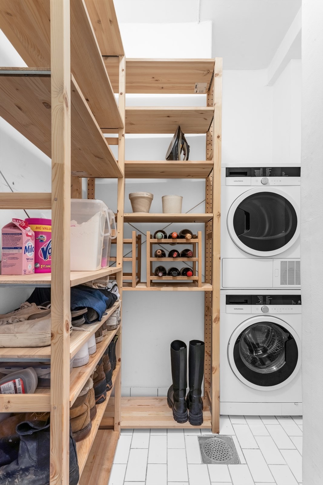 Privat, flislagt vaskerom/bod på 3 m² med sluk rett utenfor inngangsdøren. God lagringsplass og medfølgende vaskemaskin og tørketrommel. Galleribilde