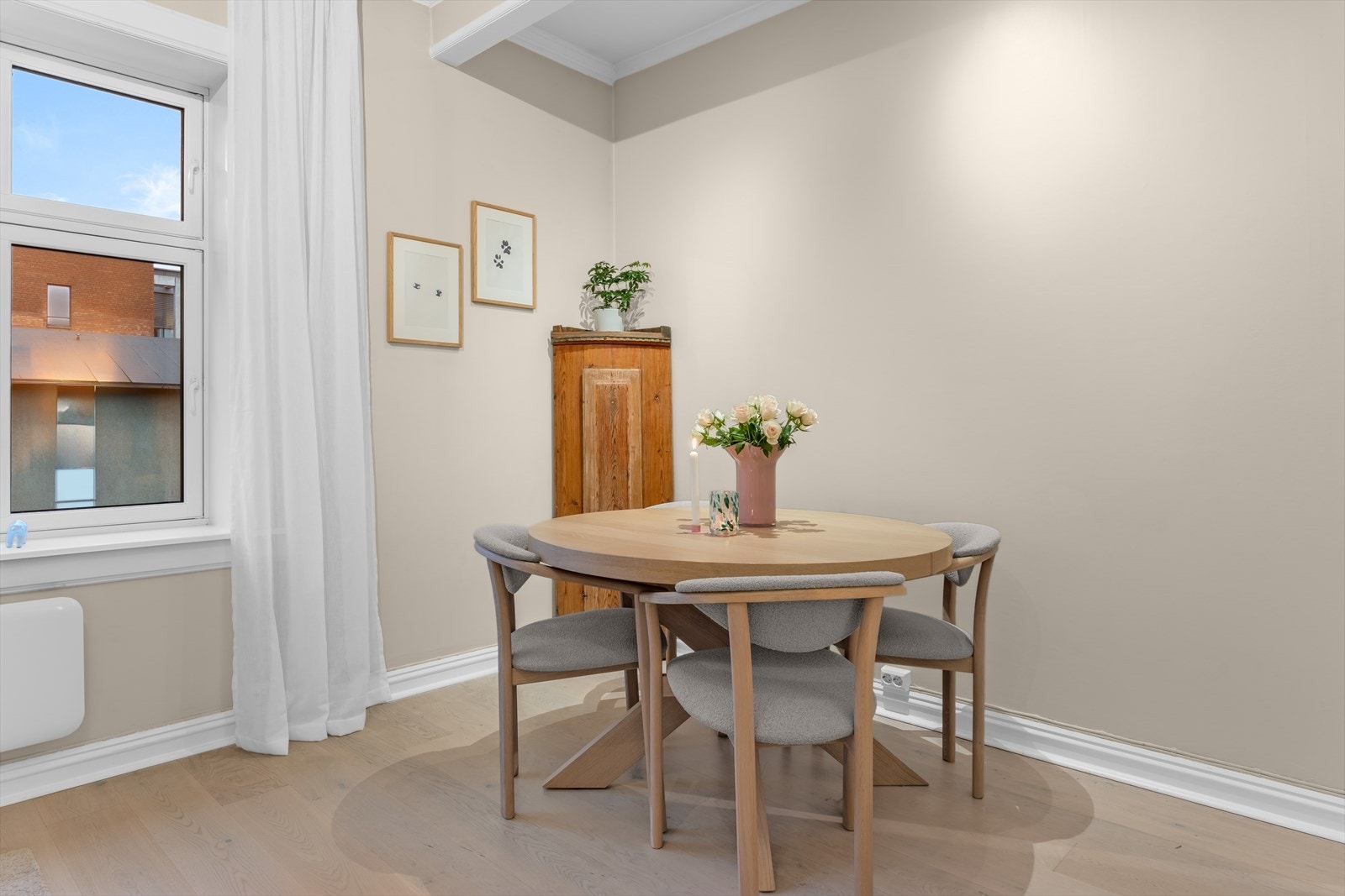 God plass til spisebord i stuen. Delikate overflater med glatte malte vegger fra 2022 og enstavs eikeparkett. Galleribilde