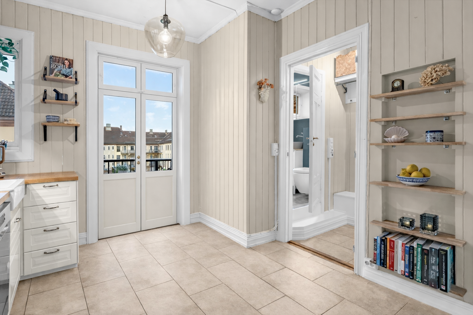 Illustrasjon av balkongdør fra kjøkkenet til felles brannbalkong. Det er iverksatt et prosjekt med potensiell mulighet for direkte adkomst fra kjøkkenet. Galleribilde