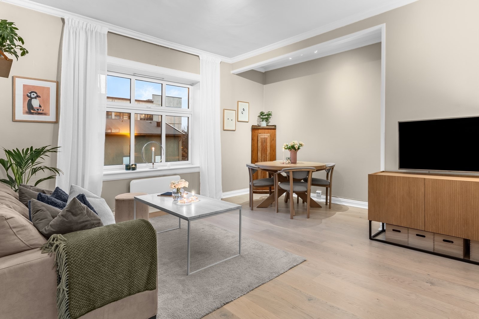 Lys og romslig stue med store vindusflater. Galleribilde