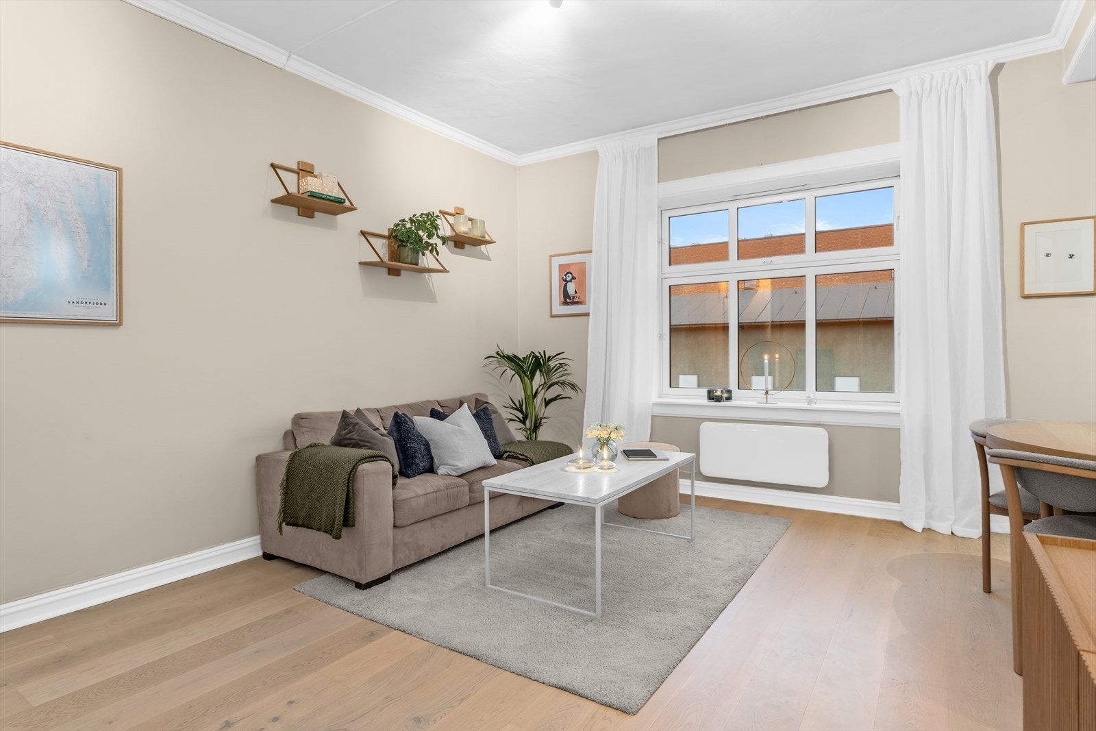 God plass til sittegruppe. Appstyrt panelovn av typen Mill Invisible Wi-Fi. Galleribilde