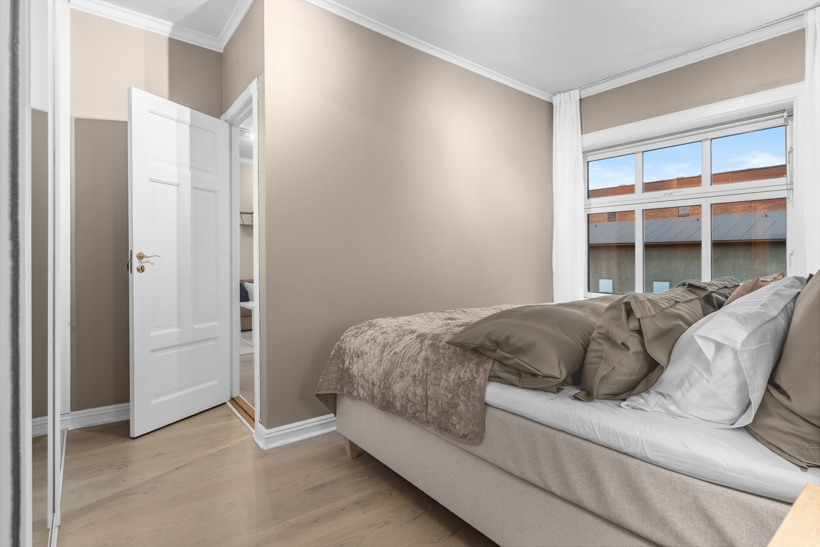 Stort soverom med adkomst fra stuen. Galleribilde