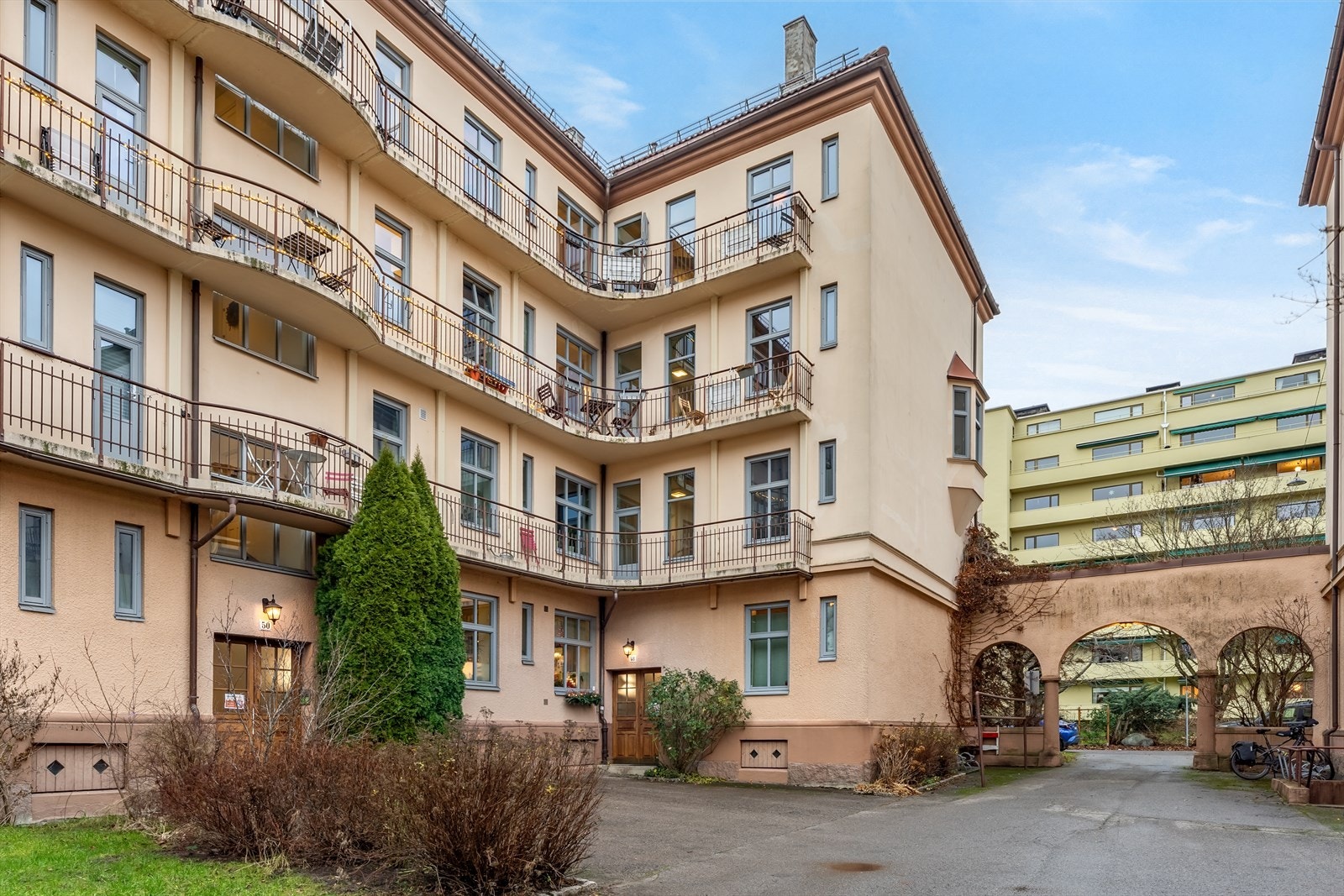 Felles sydøstvendt brannbalkong rett utenfor leiligheten, det er iverksatt et prosjekt med potensiell mulighet for direkte adkomst fra kjøkkenet. Galleribilde