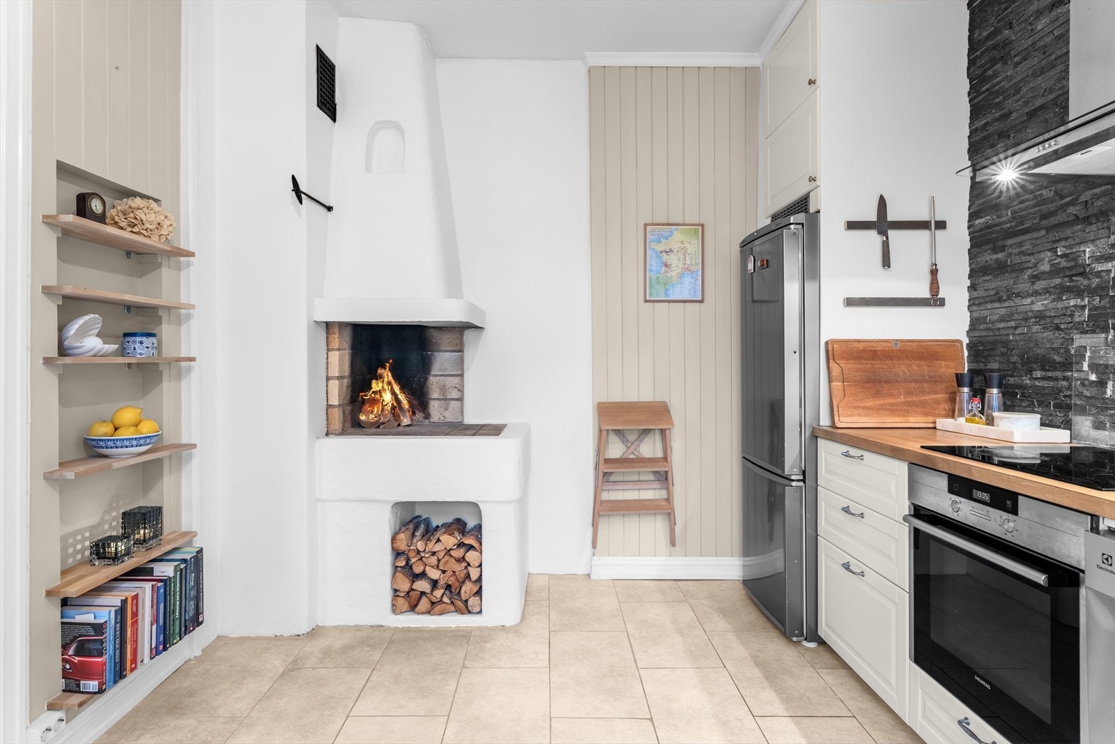 Åpen gruepeis på kjøkkenet. Plassbygget hylleløsning i eik. Galleribilde