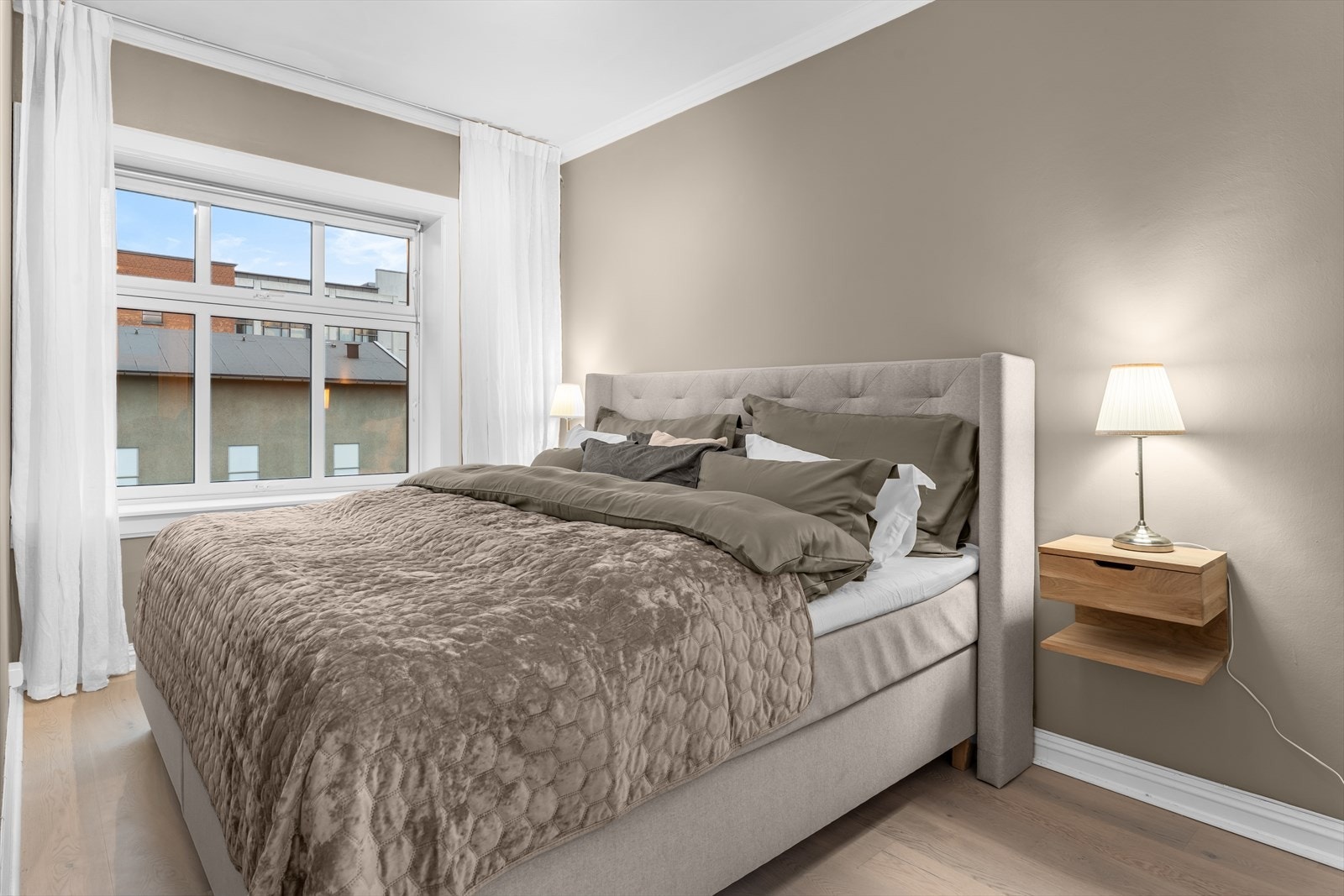 Rommet vender mot en svært lite trafikkert gate og har ingen gjenboere. Sengen på bildet er 210x210cm. Galleribilde