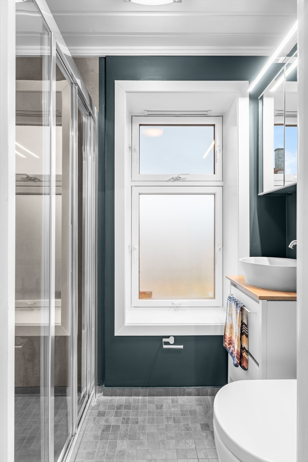 Lite, men innholdsrikt bad med naturlig lysinnslipp og luftemulighet. Galleribilde